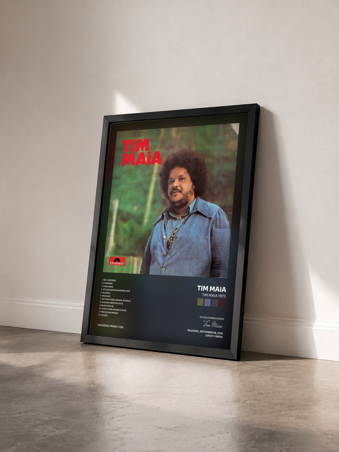 #noir Tim Maia 1973 von Tim Maia als gerahmter Kunstdruck von schräg gesehen, schwarzer Rahmen