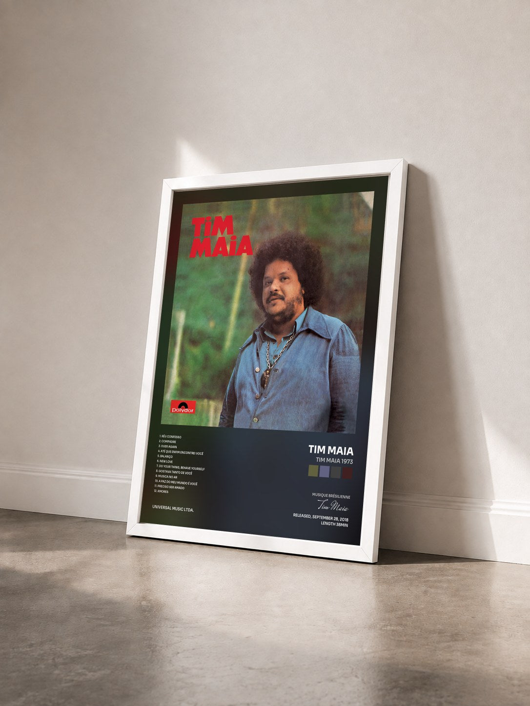#blanc Tim Maia 1973 von Tim Maia als gerahmter Kunstdruck von schräg gesehen, weißer Rahmen
