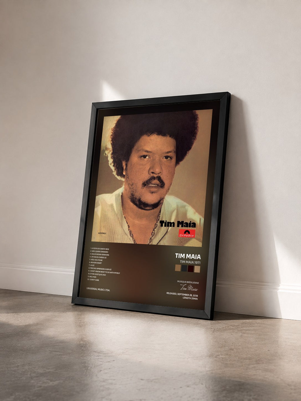 #noir Tim Maia 1971 von Tim Maia als gerahmter Kunstdruck von schräg gesehen, schwarzer Rahmen