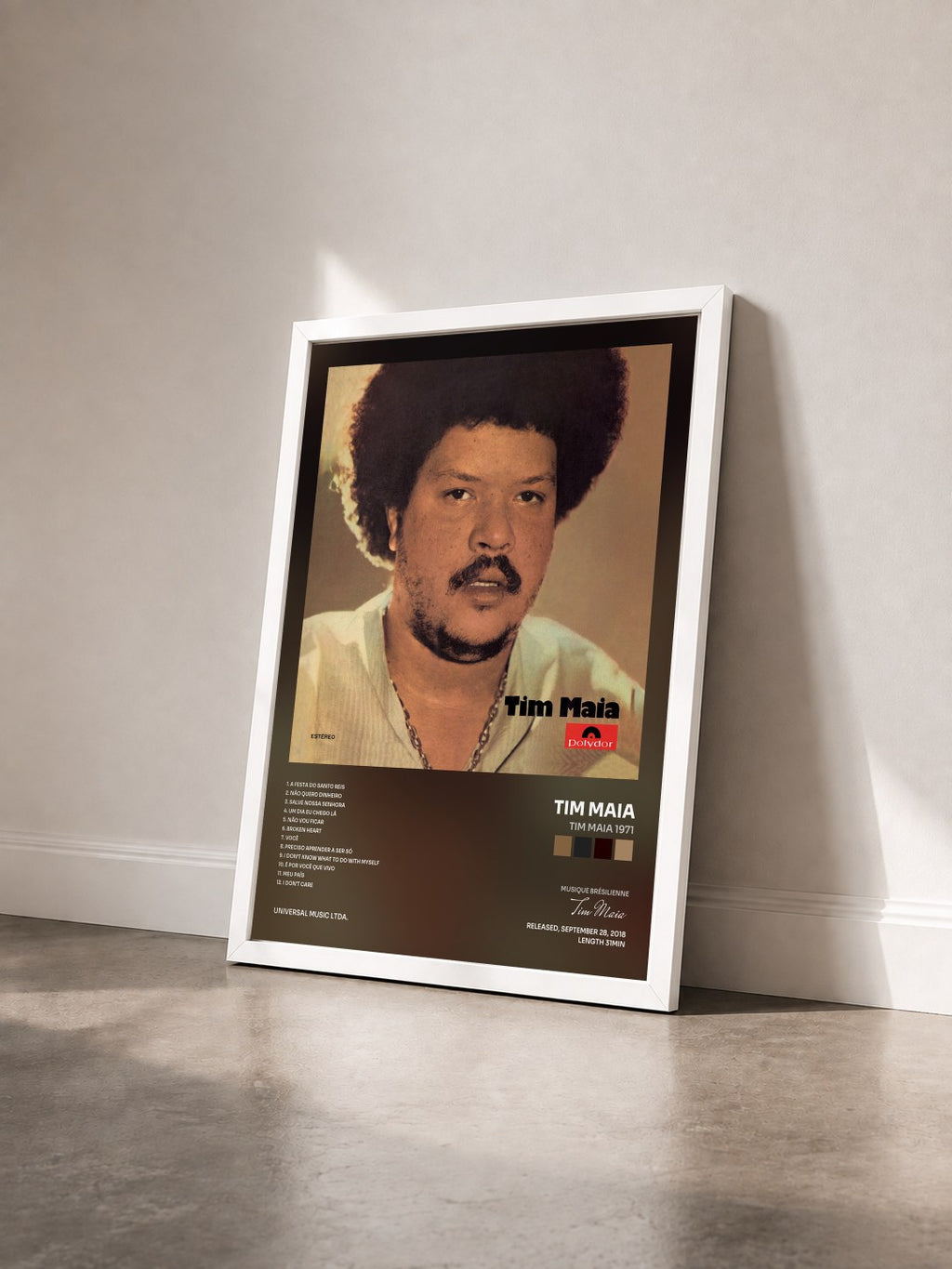 #blanc Tim Maia 1971 von Tim Maia als gerahmter Kunstdruck von schräg gesehen, weißer Rahmen