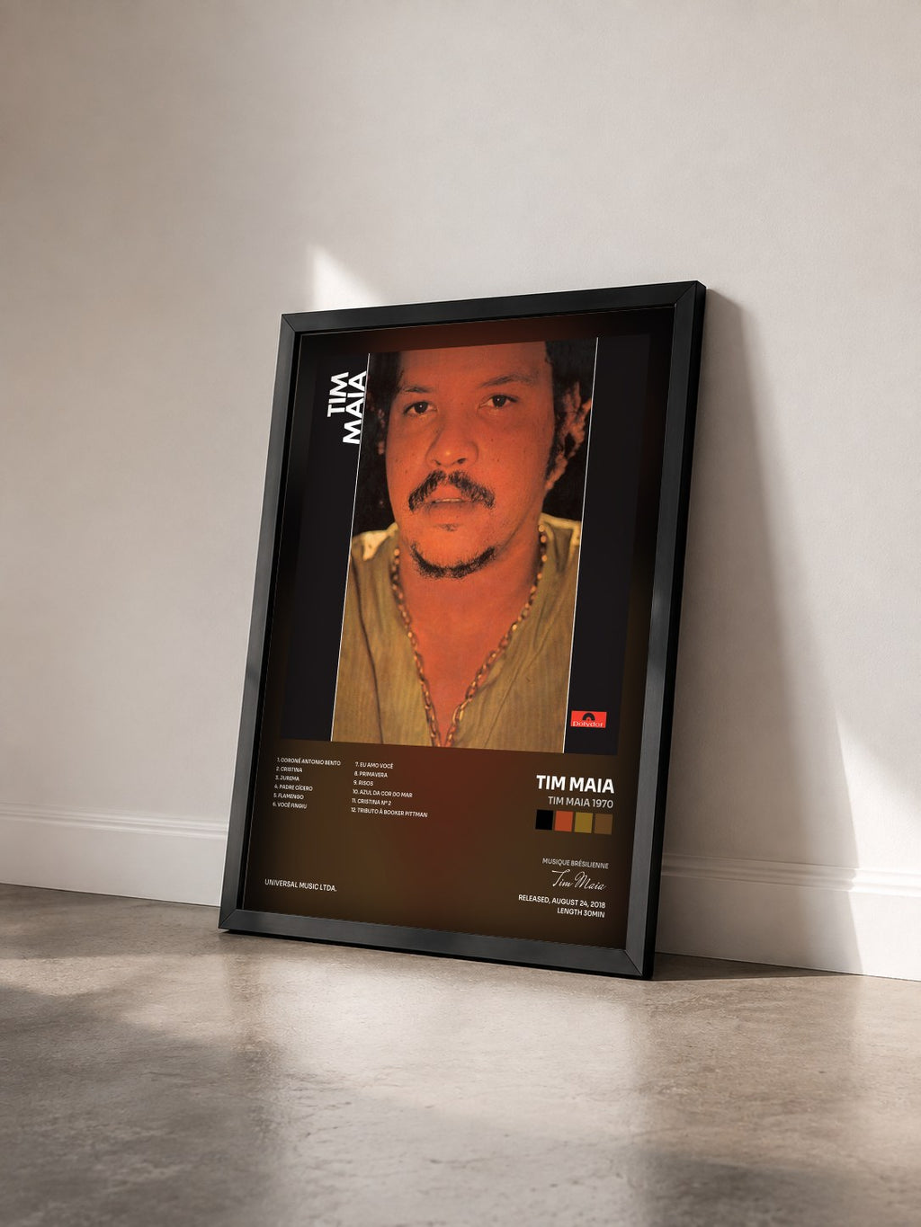 #noir Tim Maia 1970 von Tim Maia als gerahmter Kunstdruck von schräg gesehen, schwarzer Rahmen