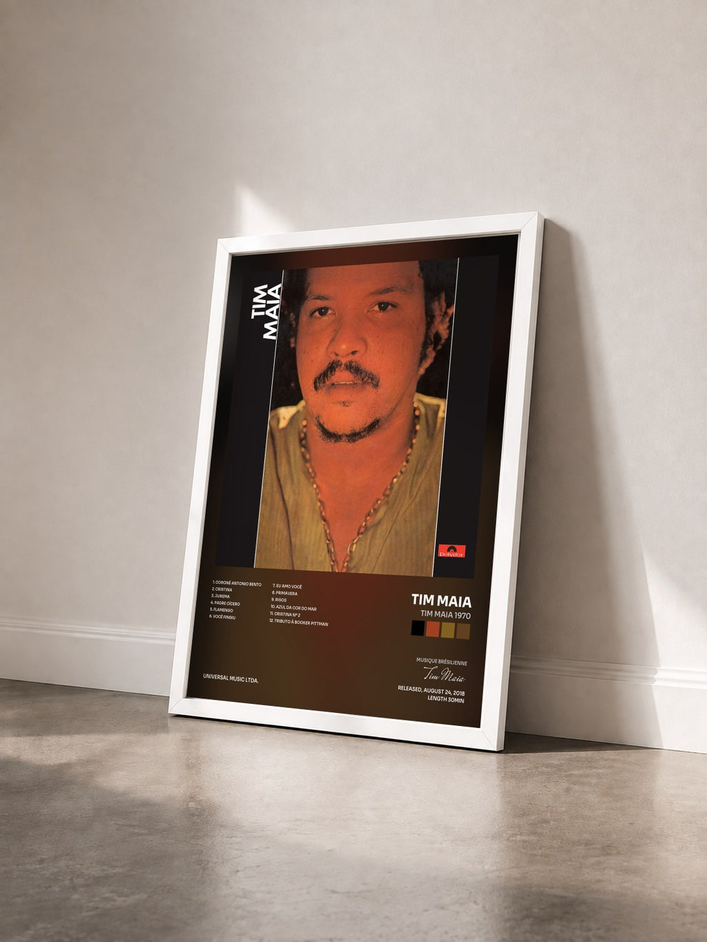 #blanc Tim Maia 1970 von Tim Maia als gerahmter Kunstdruck von schräg gesehen, weißer Rahmen