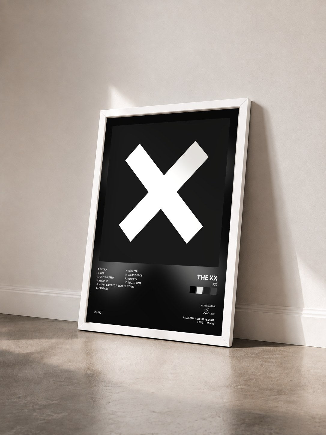 #blanc xx di The xx in stampa incorniciata vista di tre quarti, cornice bianca