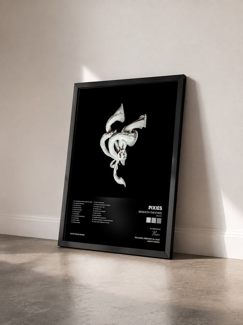 #noir Beneath the Eyrie (Deluxe) di Pixies in stampa incorniciata vista di tre quarti, cornice nera