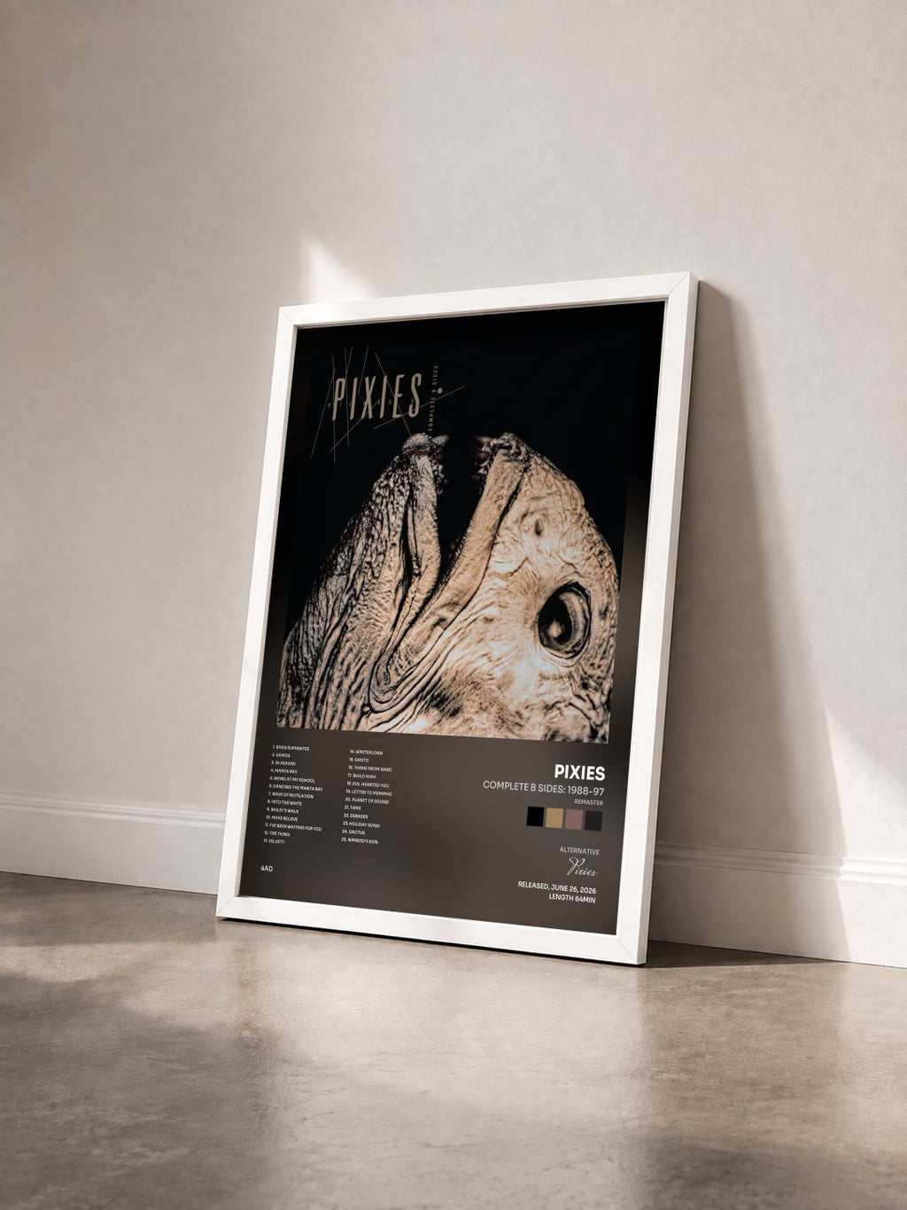 #blanc Complete B Sides: 1988-97 (Remaster) von Pixies als gerahmter Kunstdruck von schräg gesehen, weißer Rahmen