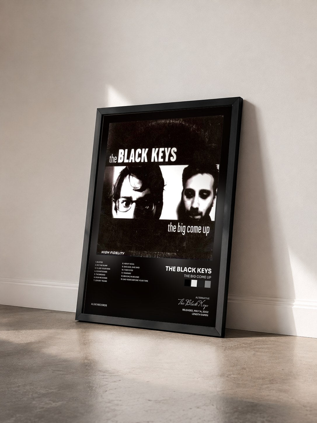 #noir Tableau de l'album The Big Come Up de The Black Keys vu de trois quarts, cadre noir