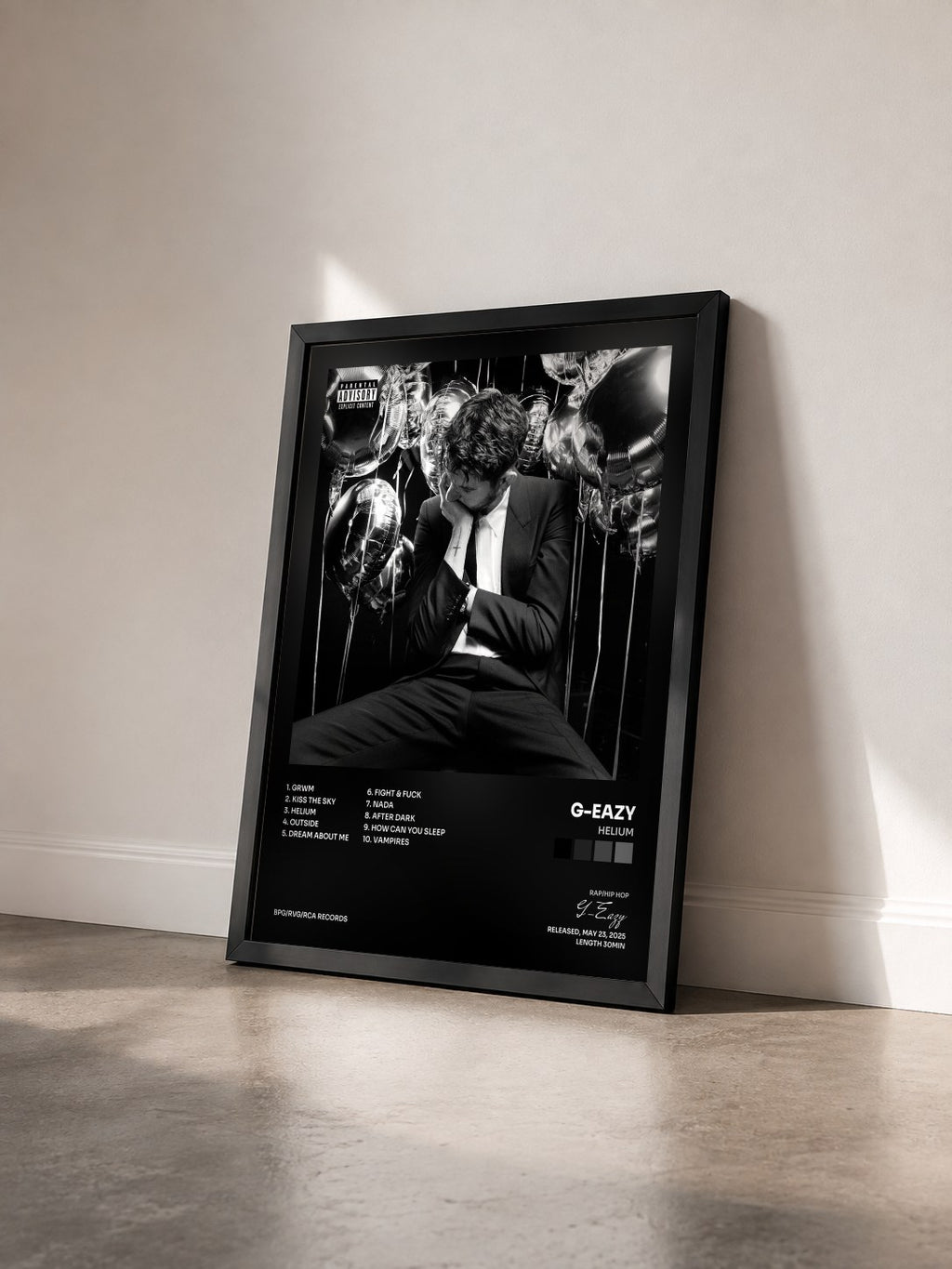 #noir Helium von G-Eazy als gerahmter Kunstdruck von schräg gesehen, schwarzer Rahmen