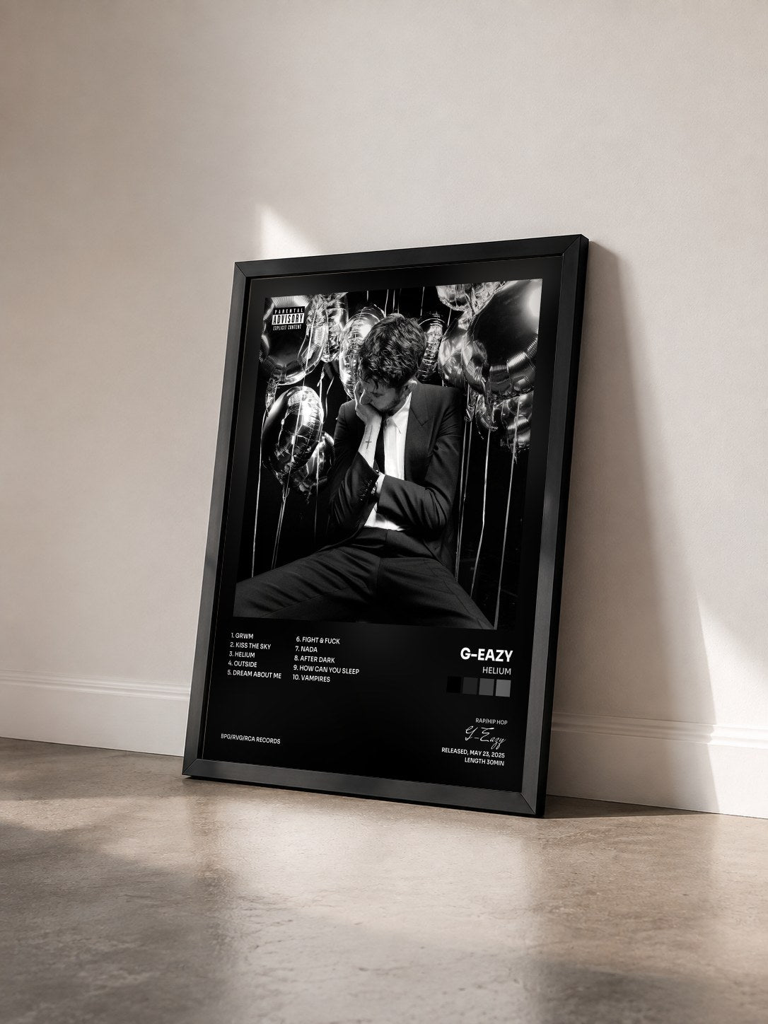 #noir Helium de G-Eazy en lámina enmarcada vista de tres cuartos, marco negro
