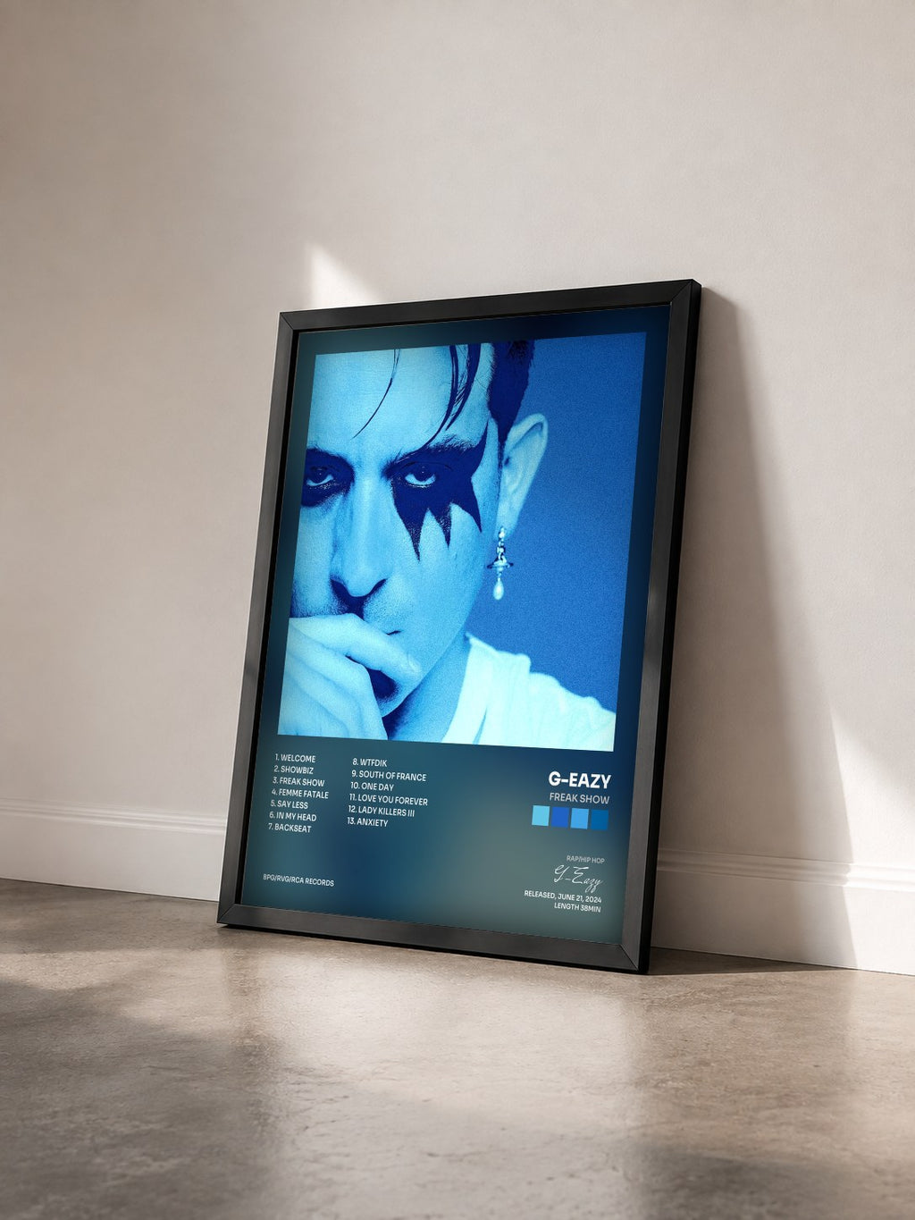 #noir Freak Show von G-Eazy als gerahmter Kunstdruck von schräg gesehen, schwarzer Rahmen