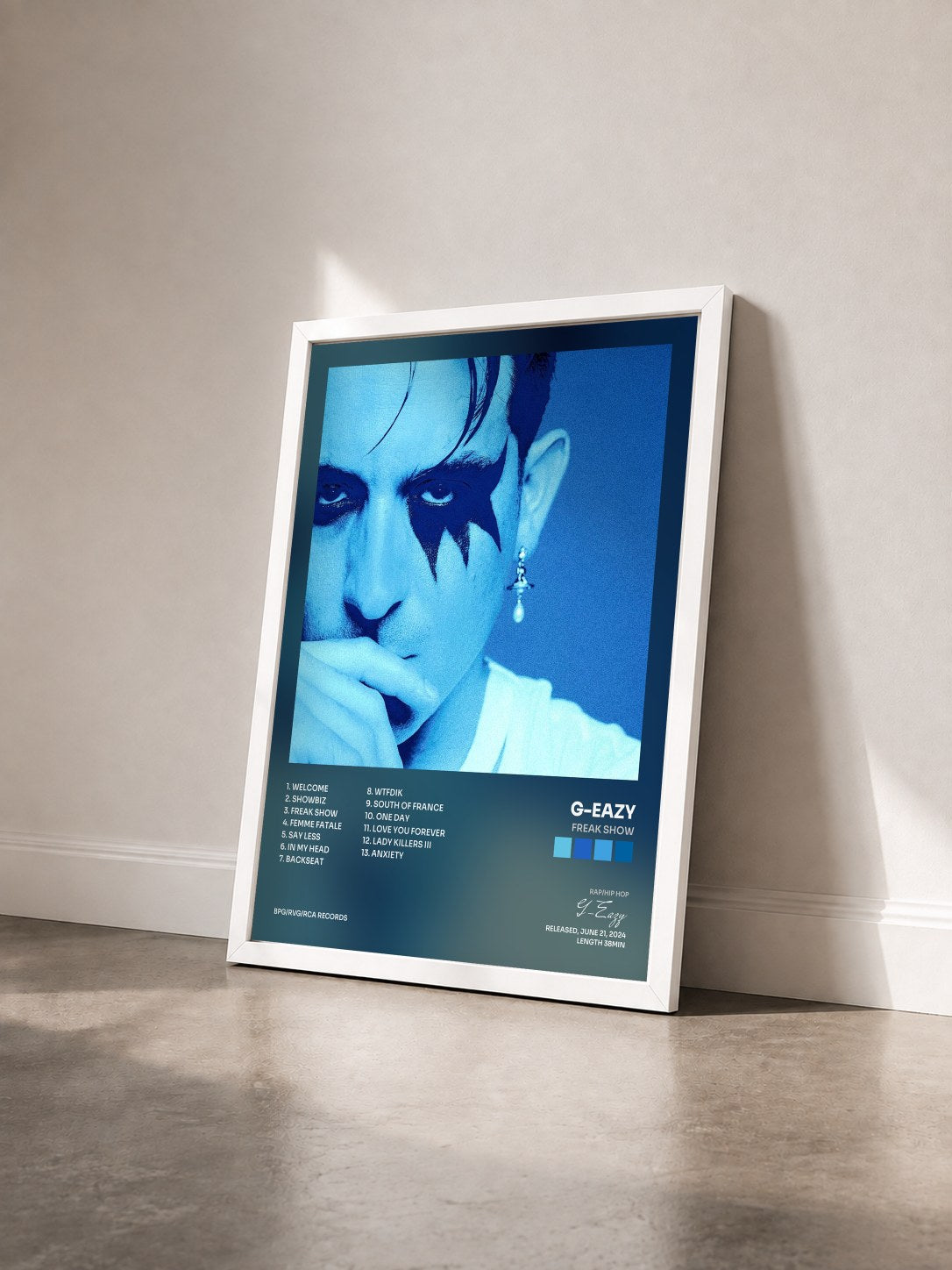 #blanc Freak Show de G-Eazy en lámina enmarcada vista de tres cuartos, marco blanco