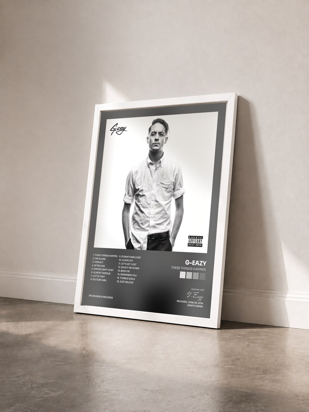 #blanc These Things Happen von G-Eazy als gerahmter Kunstdruck von schräg gesehen, weißer Rahmen