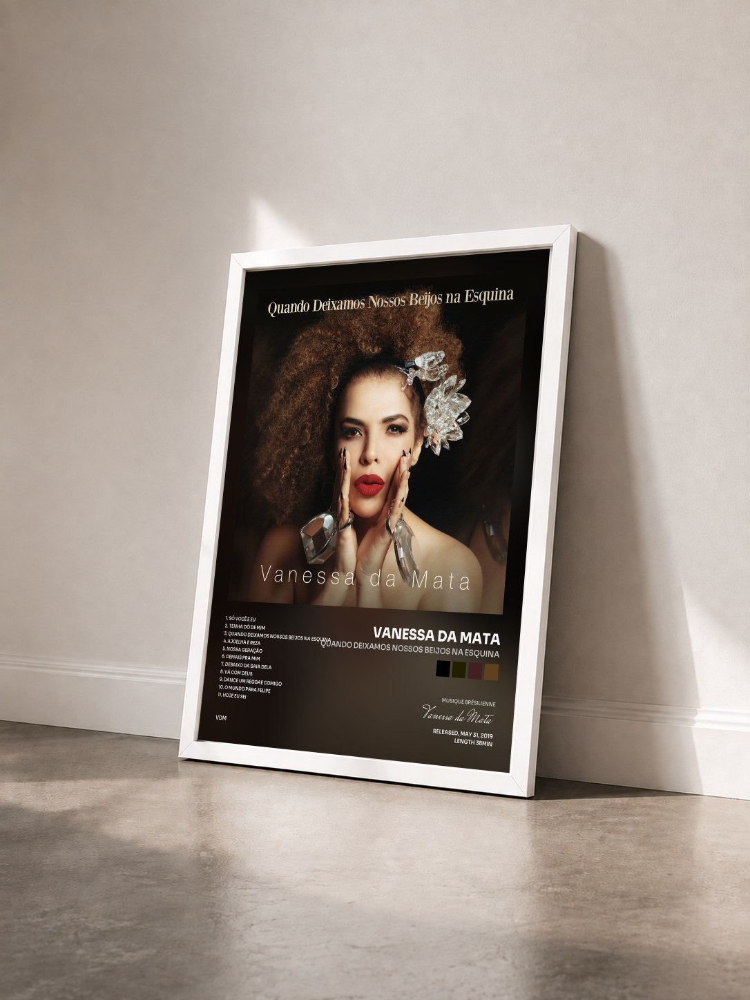 #blanc Tableau de l'album Quando Deixamos Nossos Beijos na Esquina de Vanessa da Mata vu de trois quarts, cadre blanc
