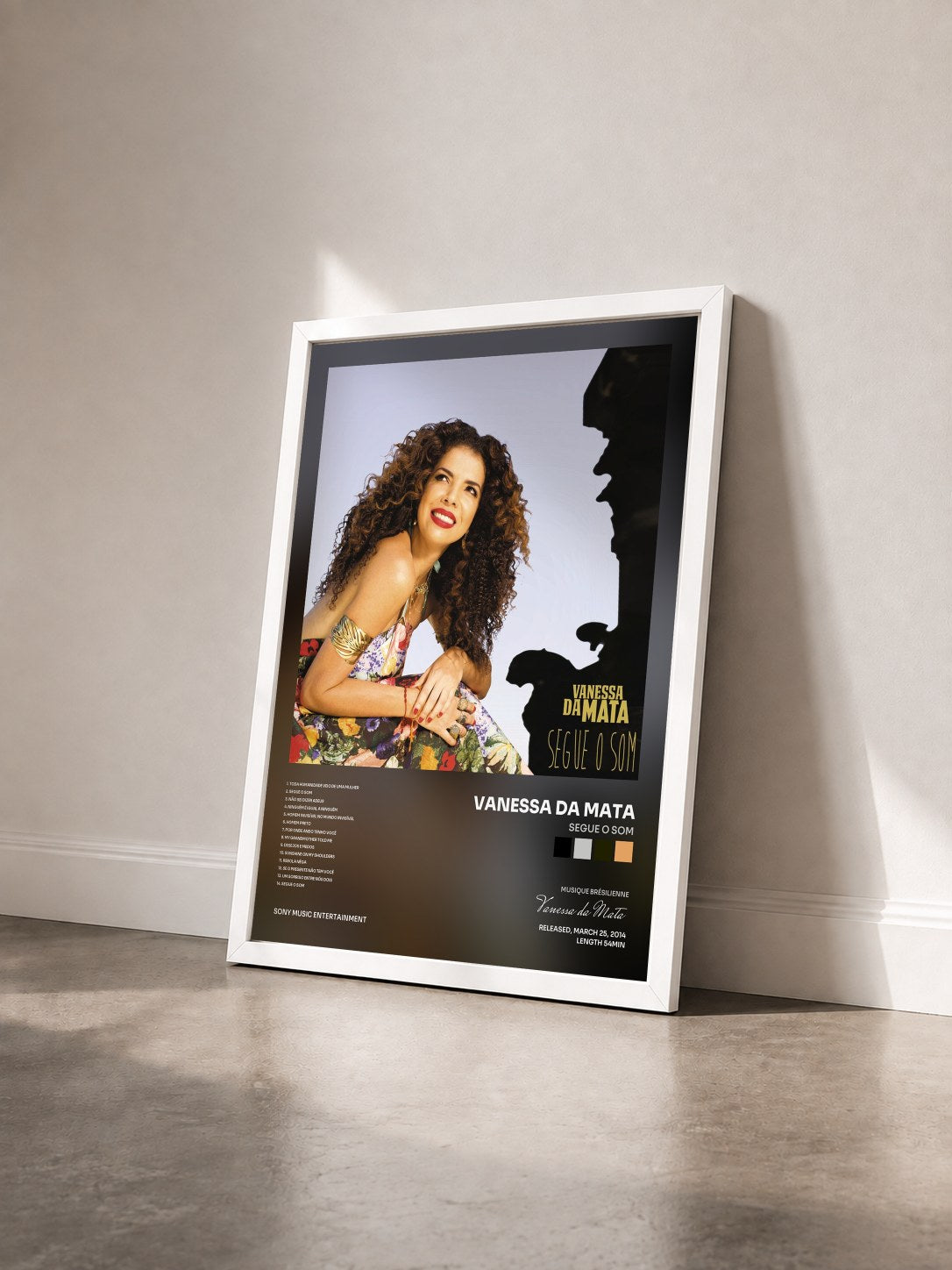 #blanc Tableau de l'album Segue o Som de Vanessa da Mata vu de trois quarts, cadre blanc