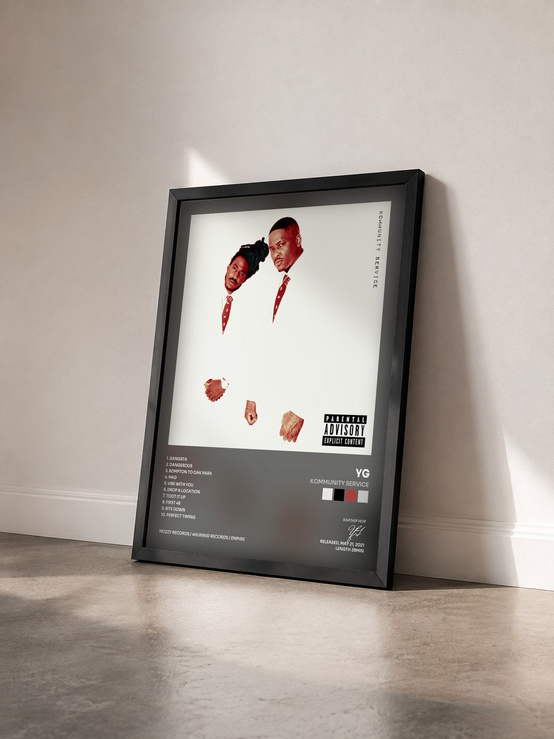 #noir Tableau de l'album Kommunity Service de YG vu de trois quarts, cadre noir