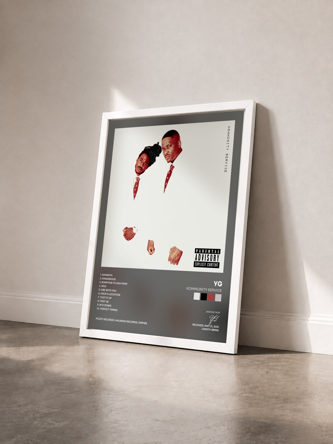 #blanc Tableau de l'album Kommunity Service de YG vu de trois quarts, cadre blanc