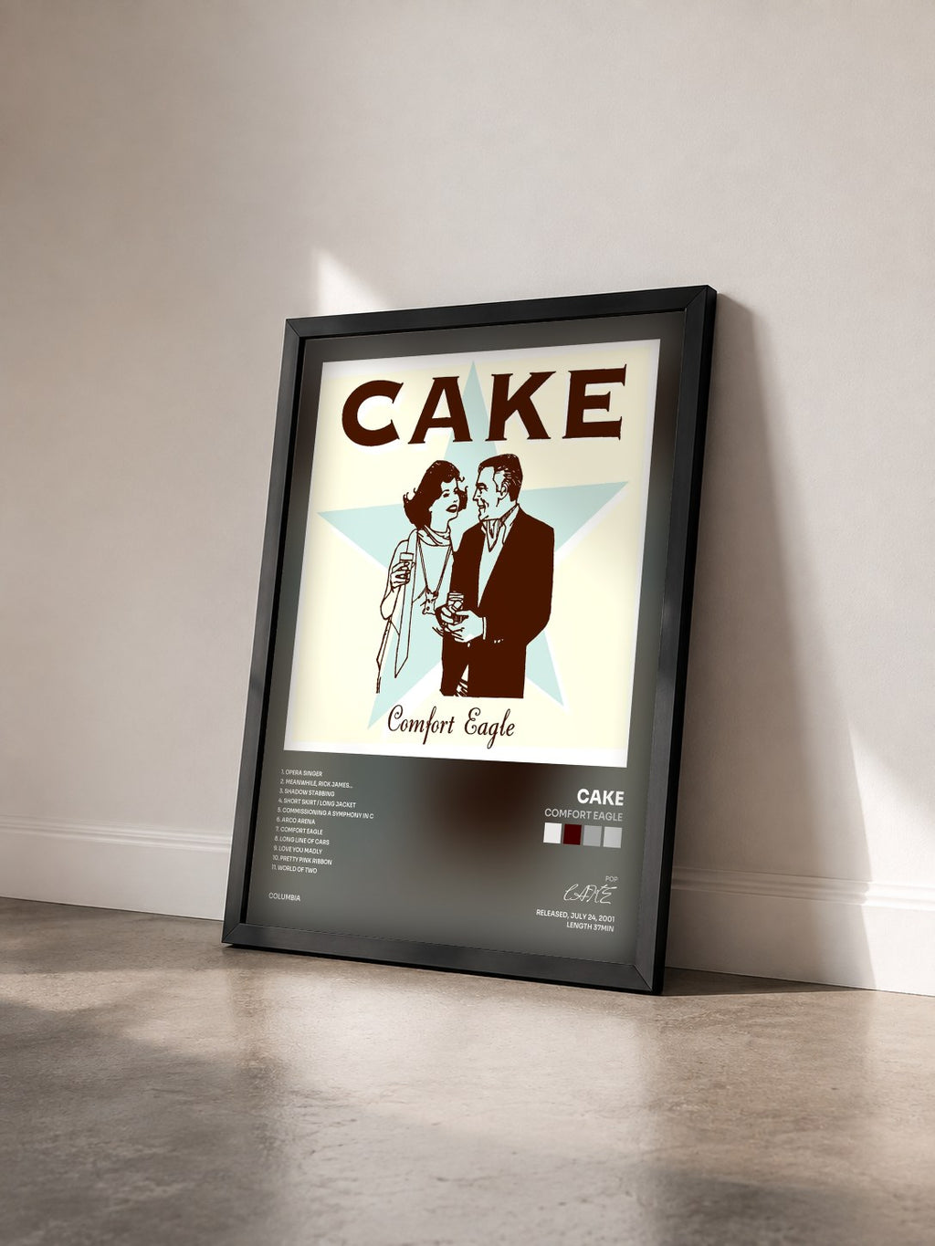 #noir Comfort Eagle von CAKE als gerahmter Kunstdruck von schräg gesehen, schwarzer Rahmen