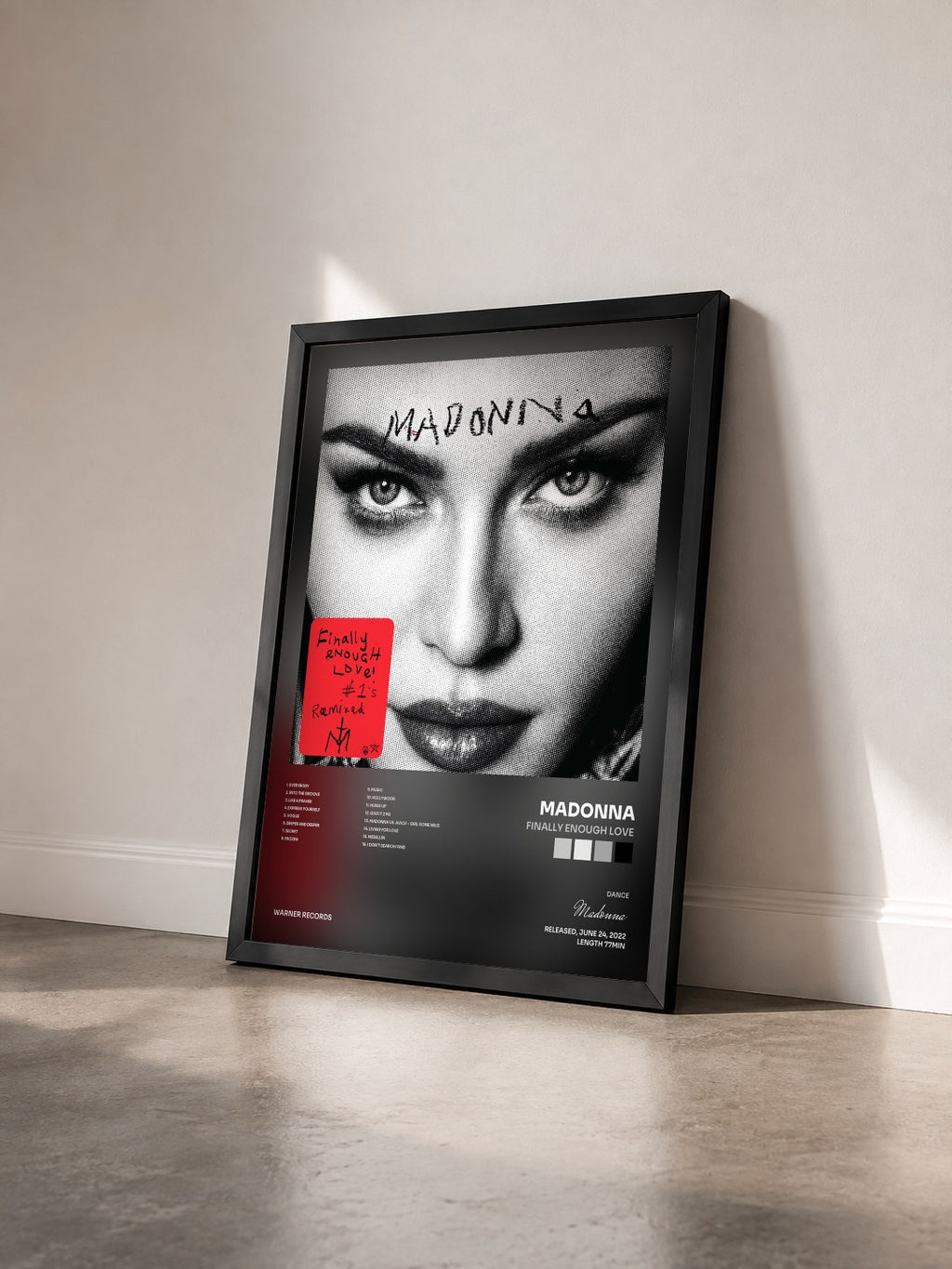 #noir Tableau de l'album Finally Enough Love de Madonna vu de trois quarts, cadre noir