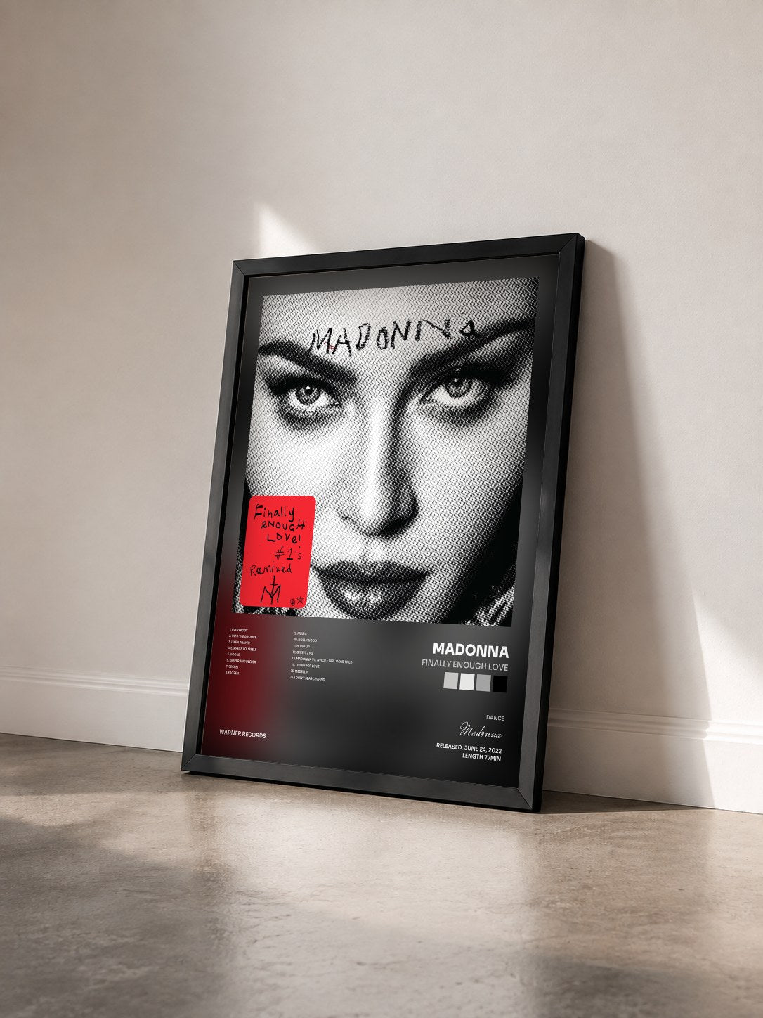 #noir Tableau de l'album Finally Enough Love de Madonna vu de trois quarts, cadre noir
