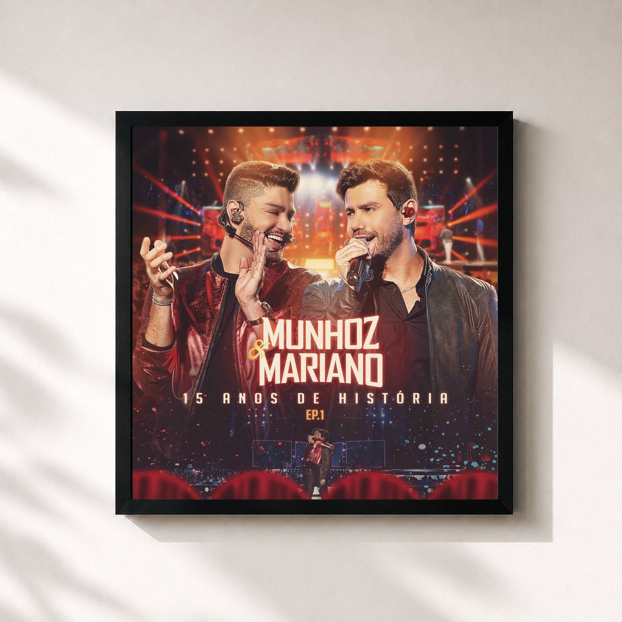 #noir Tableau carré de l'album 15 Anos de História (Ao Vivo) de Munhoz & Mariano, cadre noir 32x32 cm
