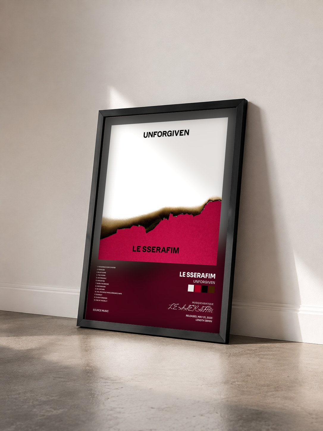 #noir Tableau de l'album UNFORGIVEN de LE SSERAFIM vu de trois quarts, cadre noir