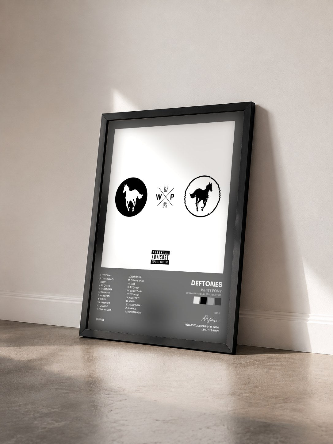 #noir White Pony (20th Anniversary Deluxe Edition) von Deftones als gerahmter Kunstdruck von schräg gesehen, schwarzer Rahmen