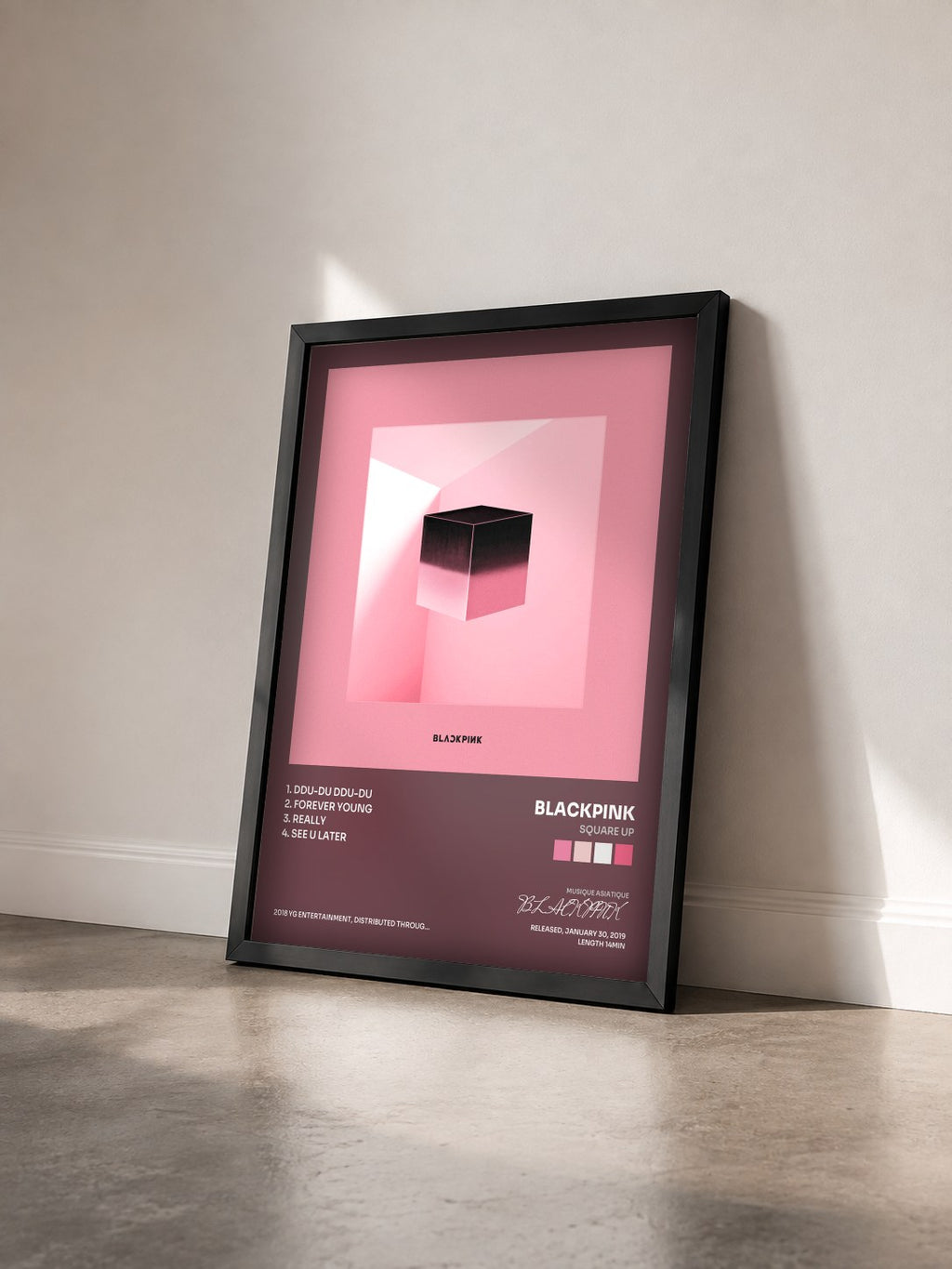 #noir SQUARE UP von BLACKPINK als gerahmter Kunstdruck von schräg gesehen, schwarzer Rahmen