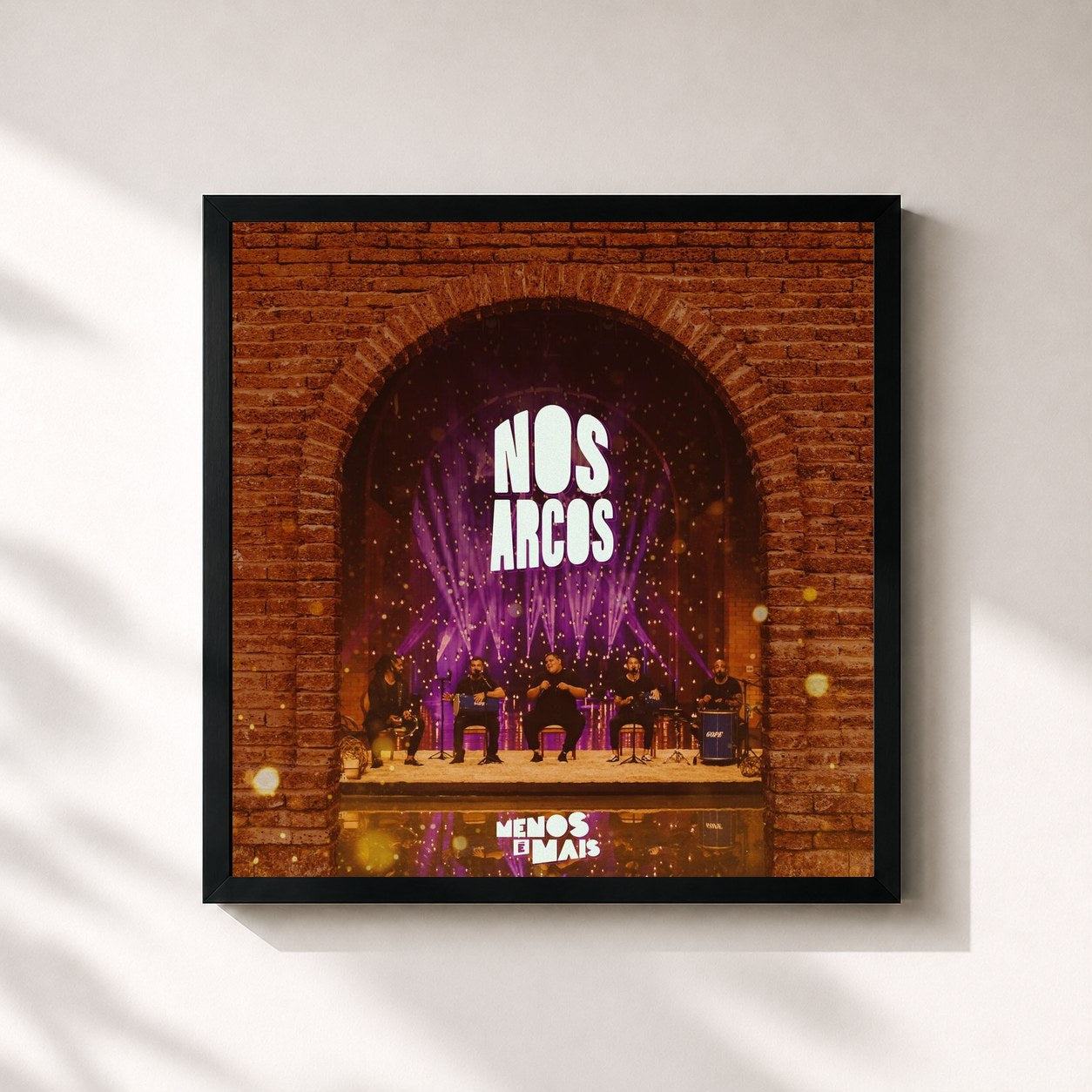 #noir Tableau carré de l'album Menos É Mais Nos Arcos de Grupo Menos É Mais, cadre noir 32x32 cm