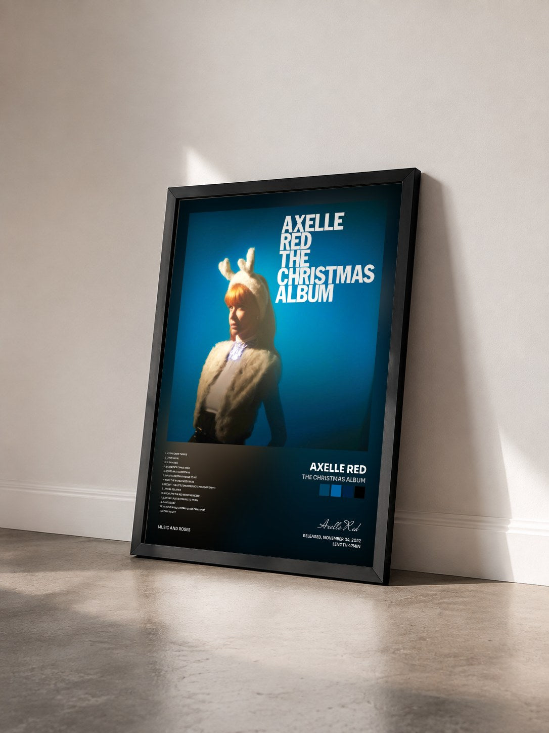 #noir Tableau de l'album The Christmas Album de Axelle Red vu de trois quarts, cadre noir