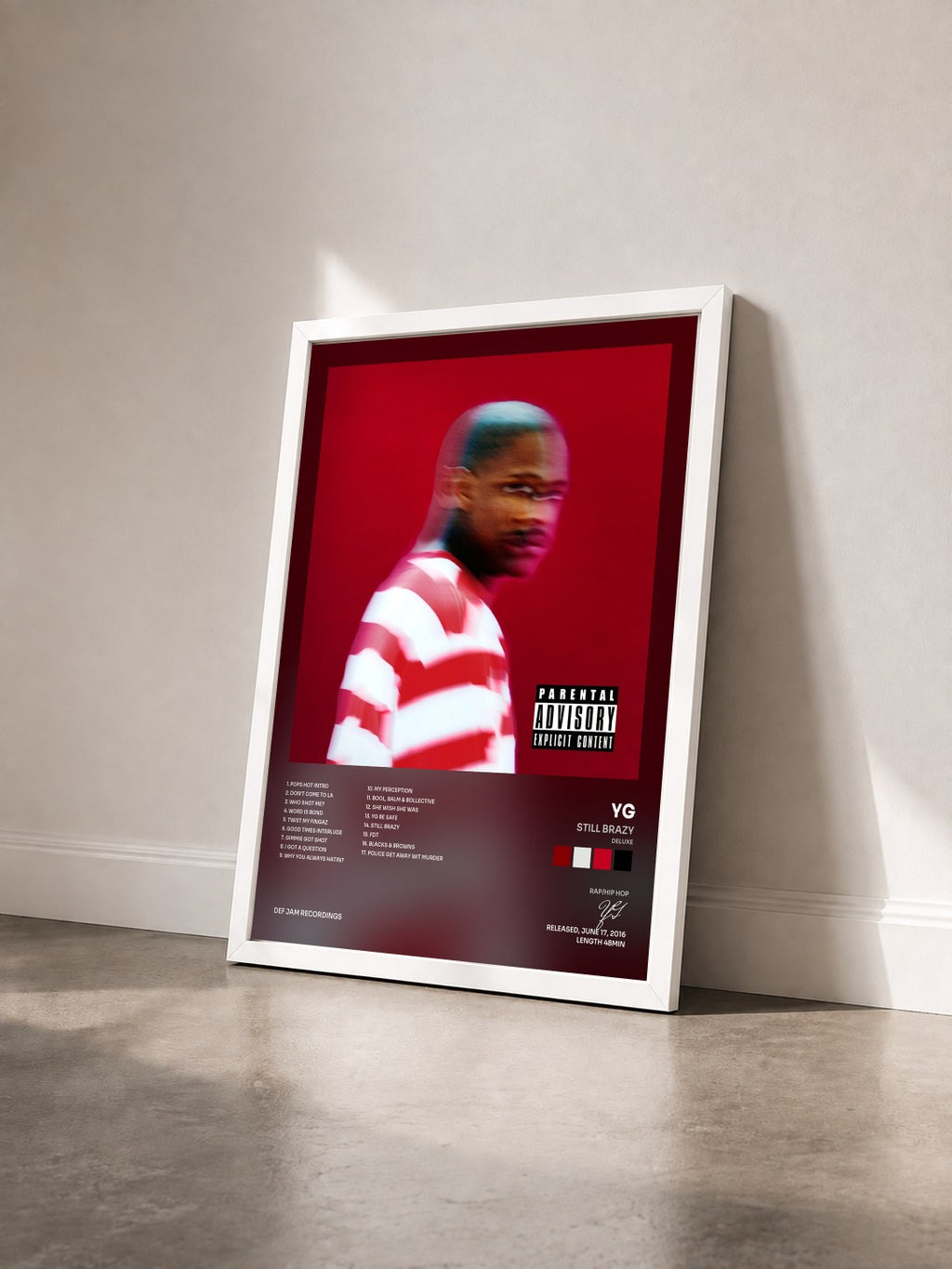 #blanc Still Brazy (Deluxe) de YG en lámina enmarcada vista de tres cuartos, marco blanco