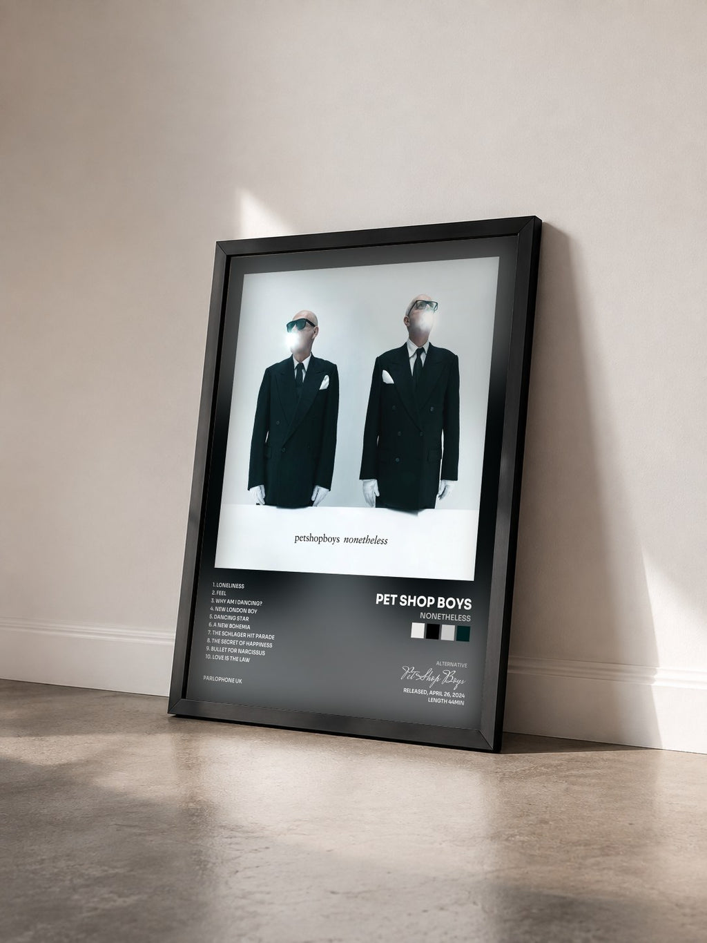 #noir Tableau de l'album Nonetheless de Pet Shop Boys vu de trois quarts, cadre noir