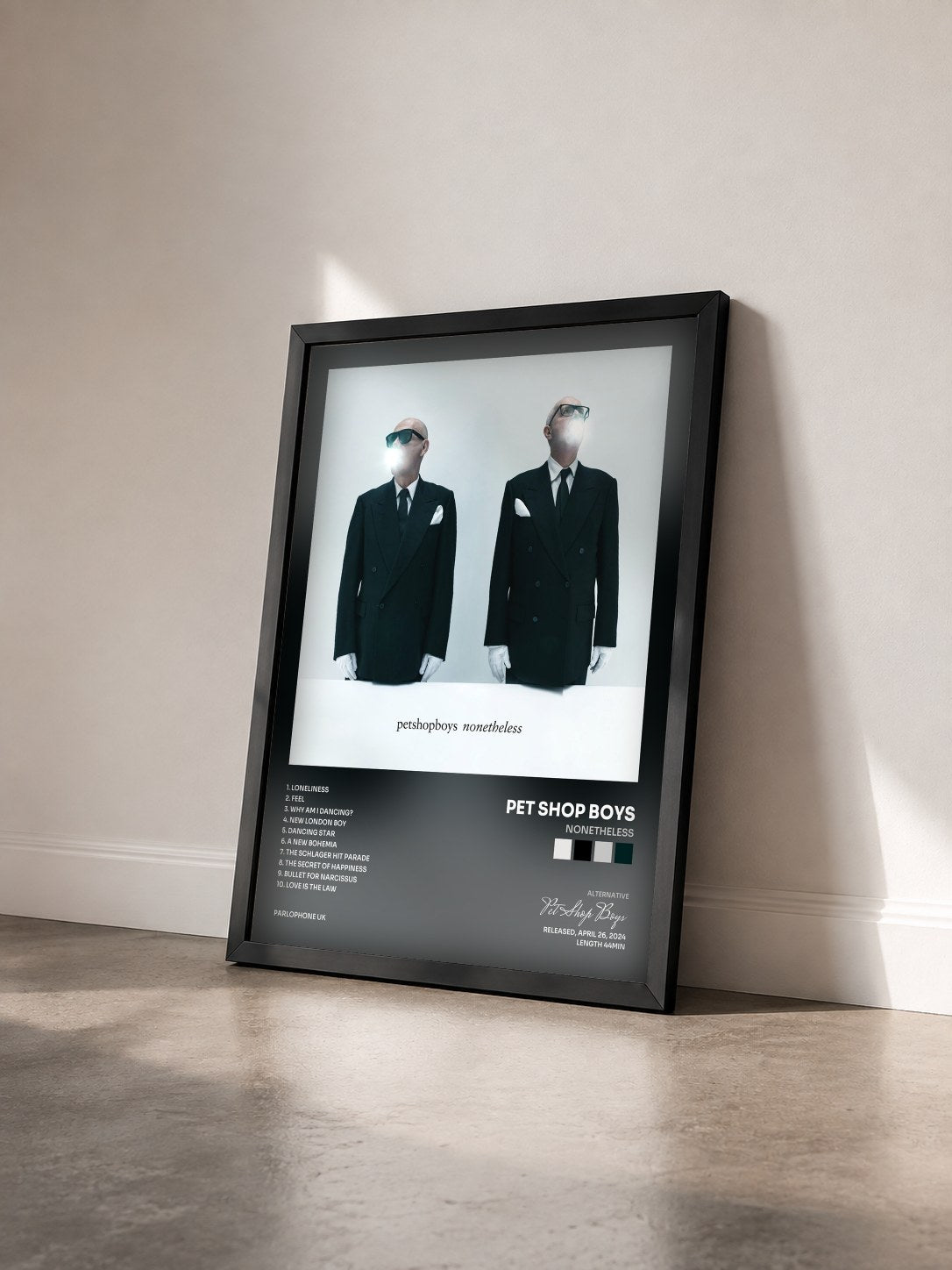 #noir Tableau de l'album Nonetheless de Pet Shop Boys vu de trois quarts, cadre noir