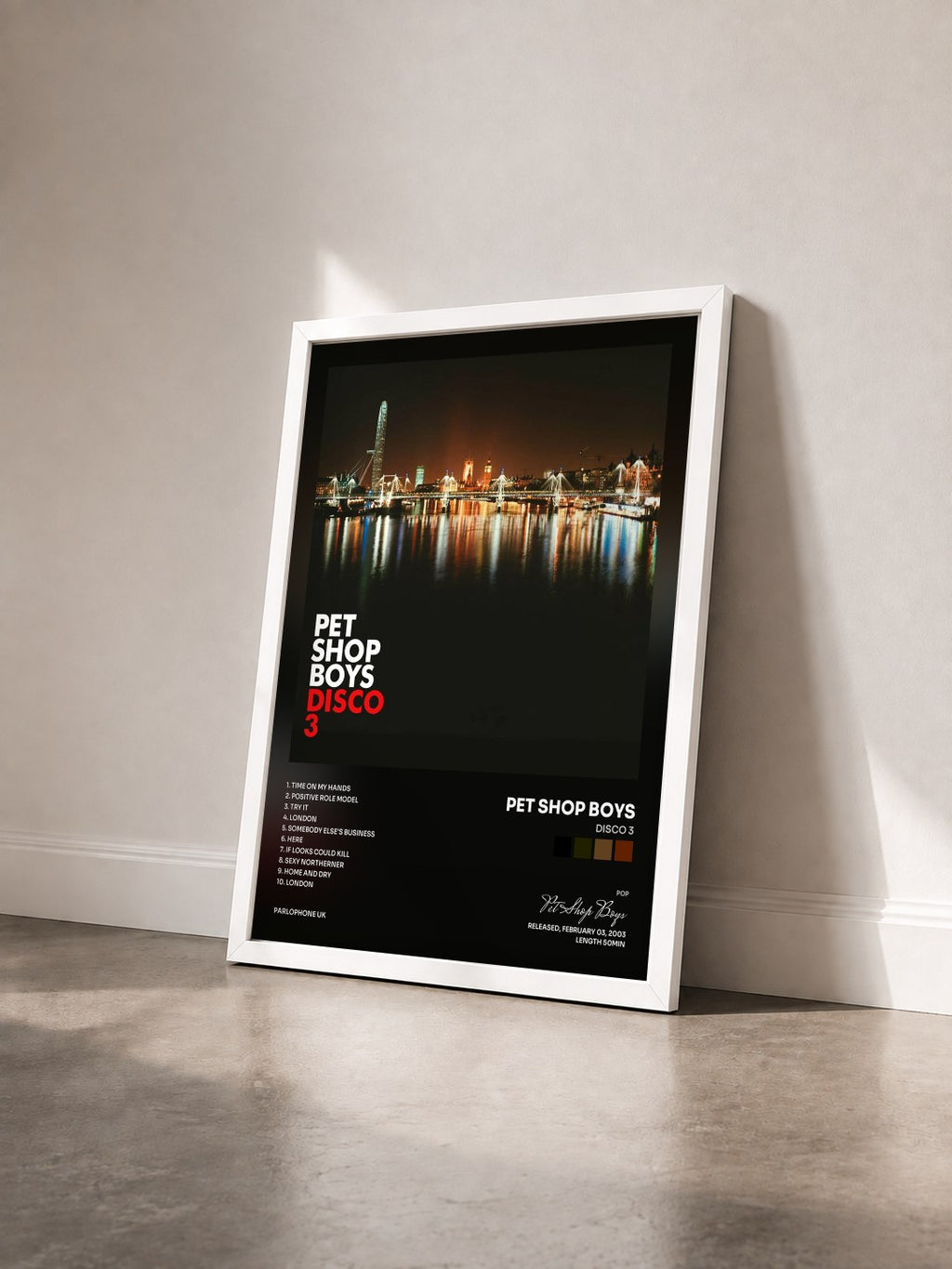 #blanc Disco 3 von Pet Shop Boys als gerahmter Kunstdruck von schräg gesehen, weißer Rahmen