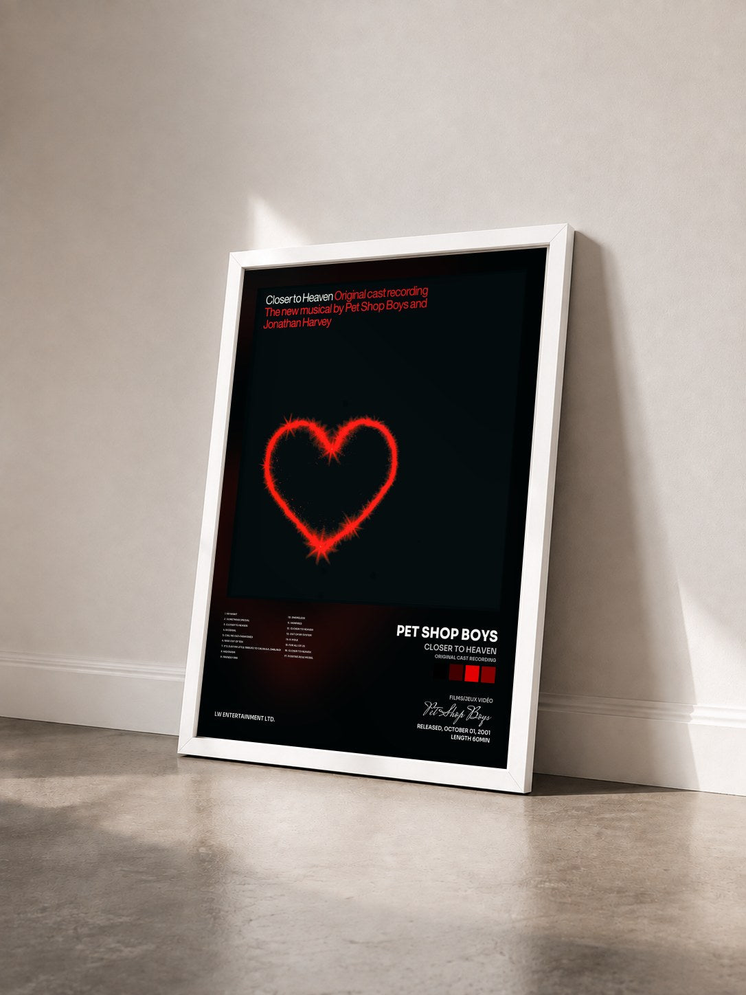 #blanc Tableau de l'album Closer to Heaven (Original Cast Recording) de Pet Shop Boys vu de trois quarts, cadre blanc