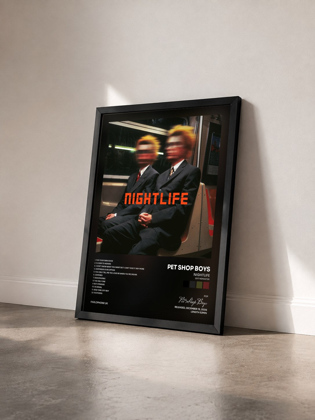 #noir Tableau de l'album Nightlife (2017 Remaster) de Pet Shop Boys vu de trois quarts, cadre noir
