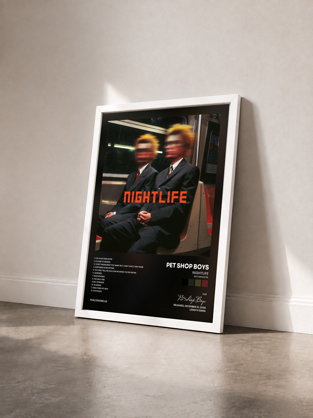 #blanc Tableau de l'album Nightlife (2017 Remaster) de Pet Shop Boys vu de trois quarts, cadre blanc