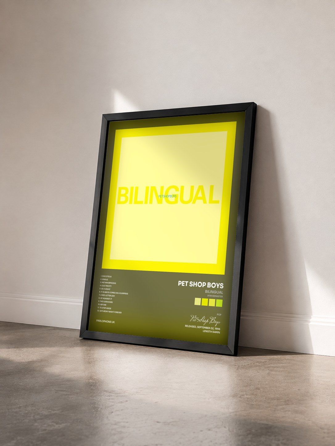 #noir Tableau de l'album Bilingual (2018 Remaster) de Pet Shop Boys vu de trois quarts, cadre noir