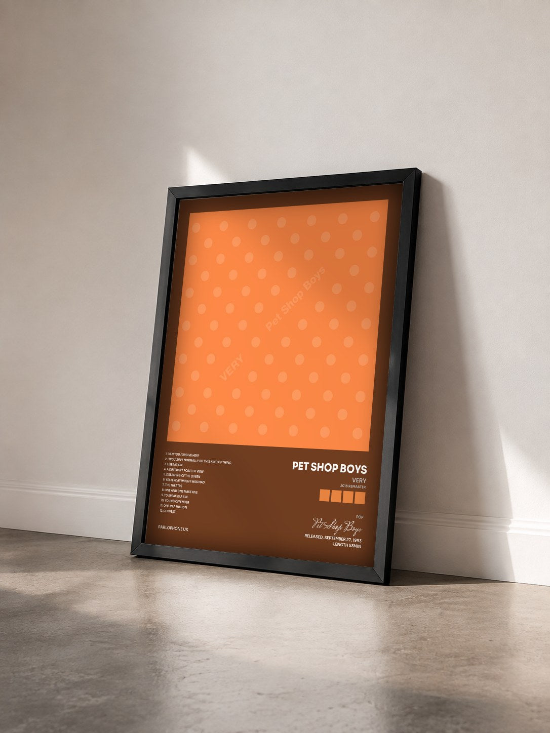 #noir Tableau de l'album Very (2018 Remaster) de Pet Shop Boys vu de trois quarts, cadre noir
