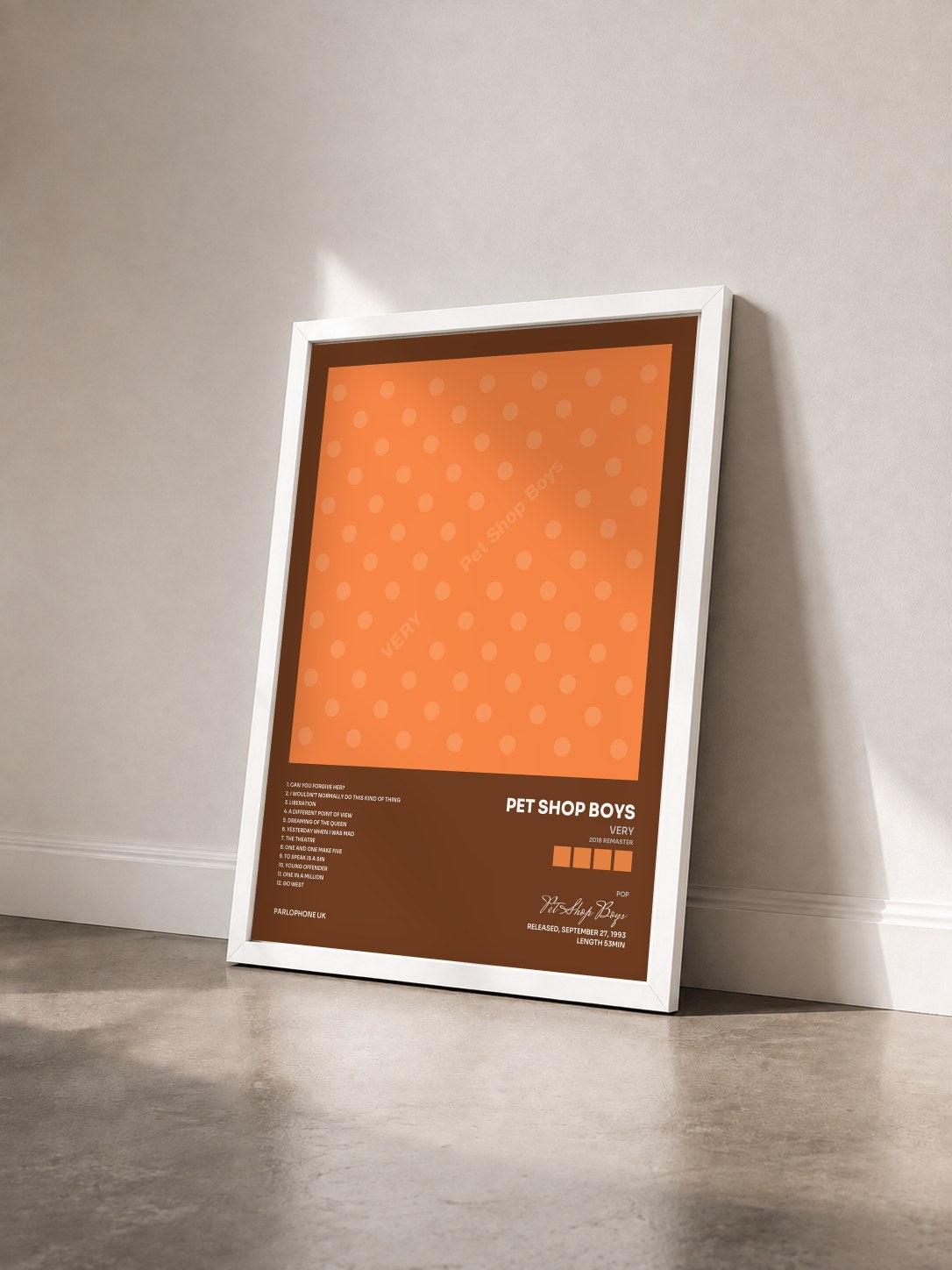 #blanc Tableau de l'album Very (2018 Remaster) de Pet Shop Boys vu de trois quarts, cadre blanc