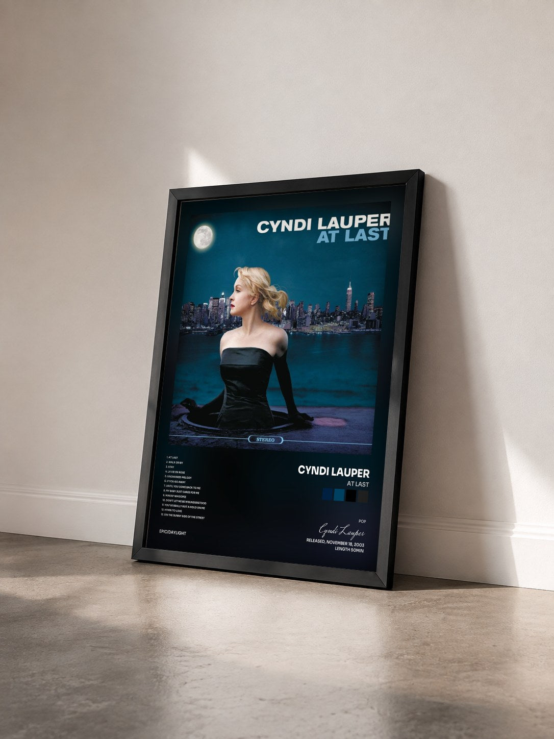 #noir At Last di Cyndi Lauper in stampa incorniciata vista di tre quarti, cornice nera