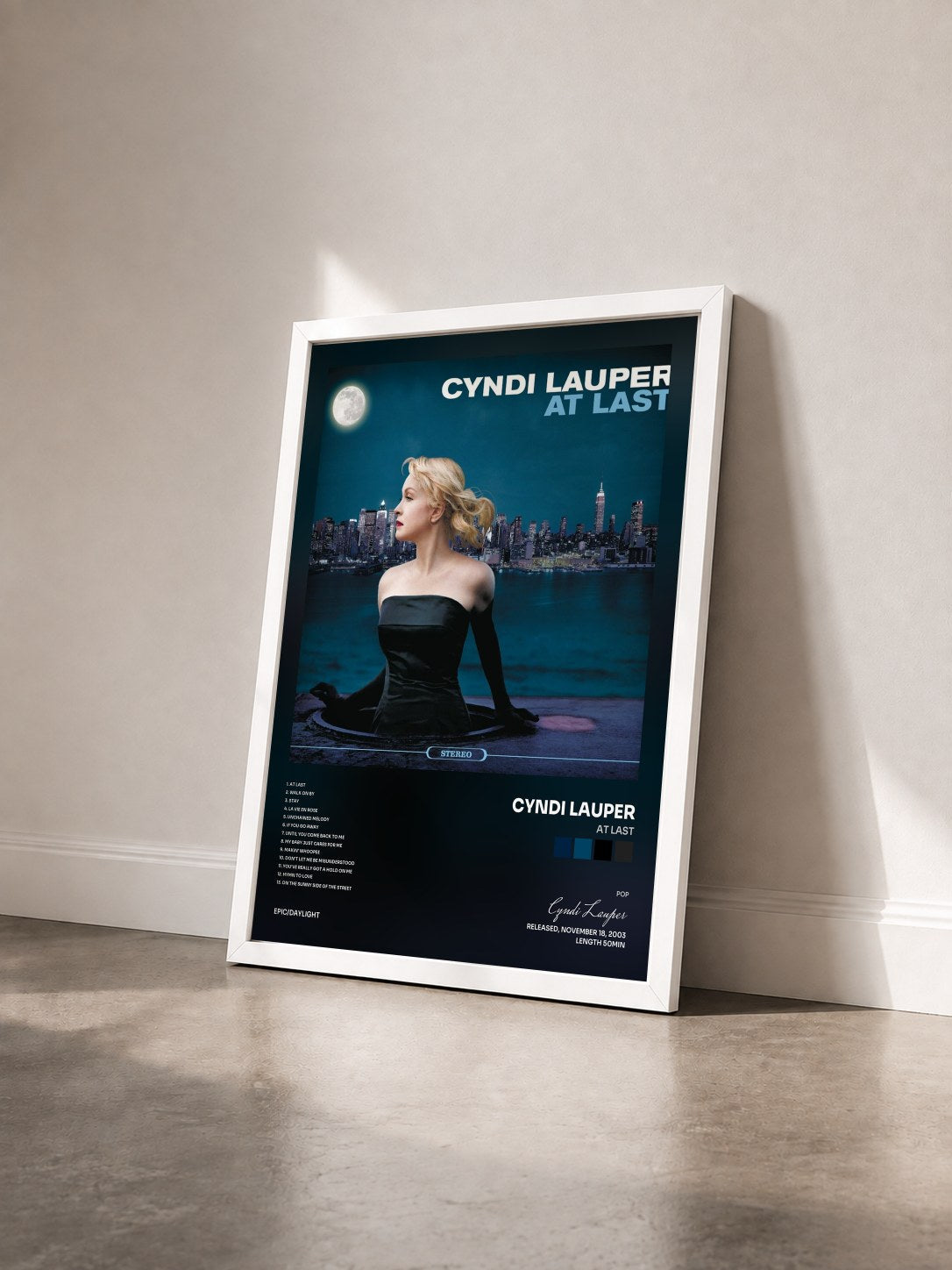 #blanc At Last di Cyndi Lauper in stampa incorniciata vista di tre quarti, cornice bianca
