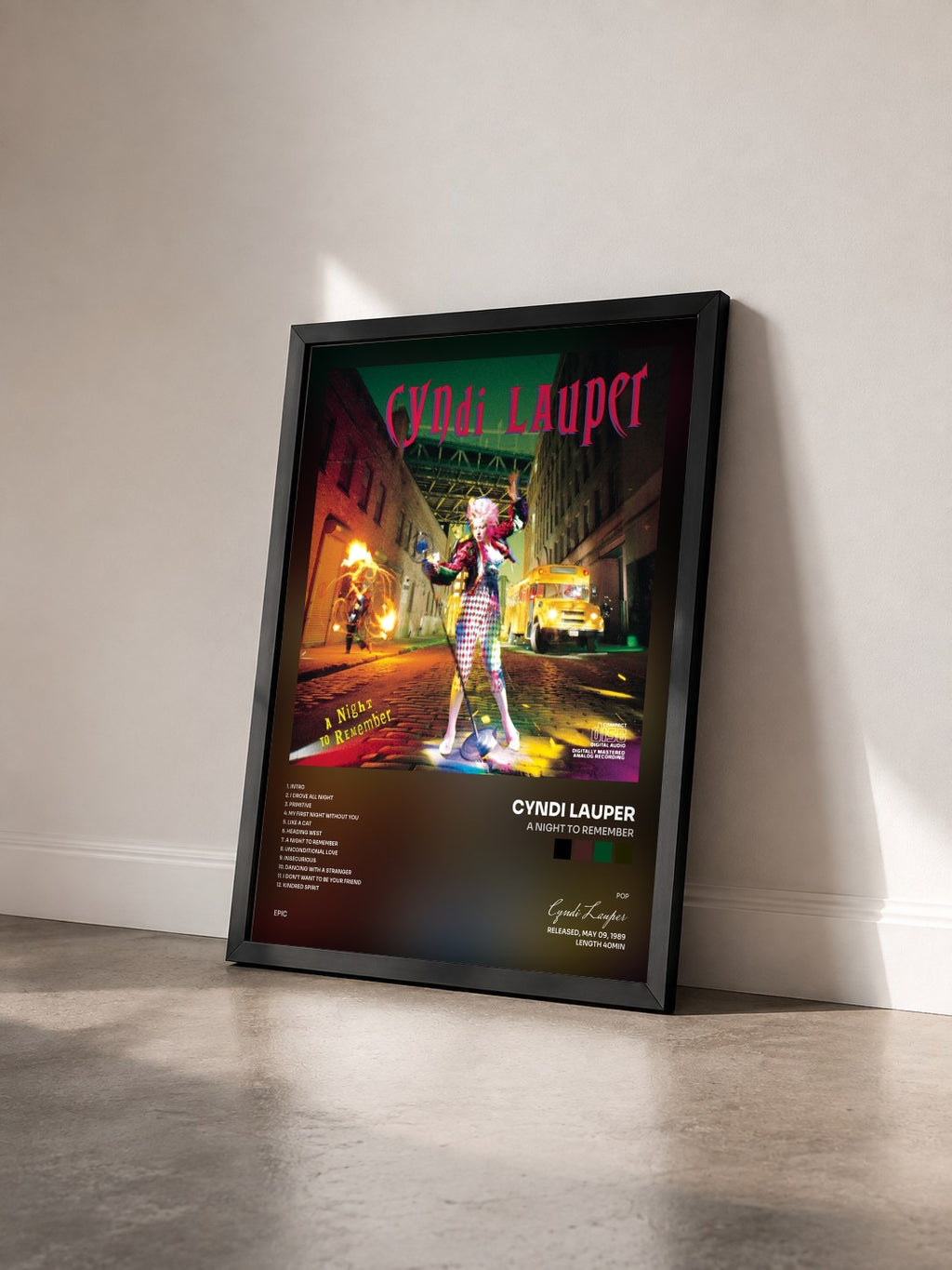 #noir A Night To Remember di Cyndi Lauper in stampa incorniciata vista di tre quarti, cornice nera