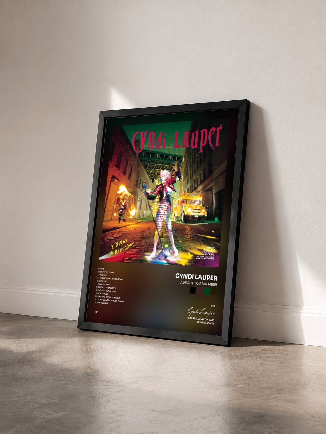 #noir A Night To Remember di Cyndi Lauper in stampa incorniciata vista di tre quarti, cornice nera