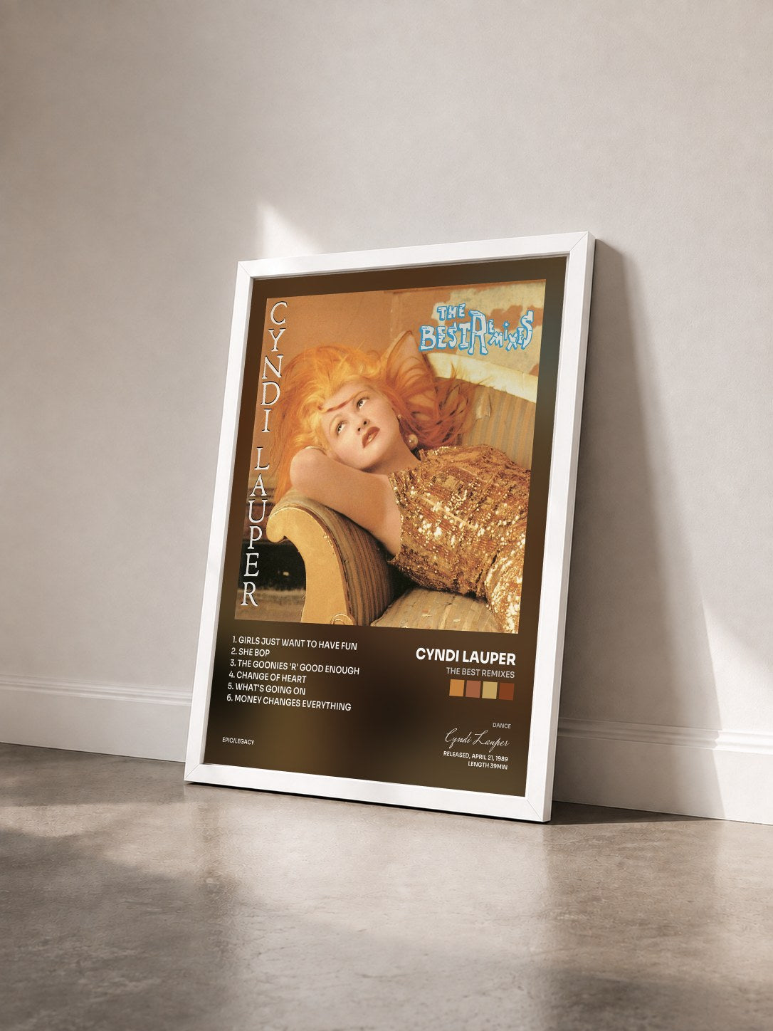#blanc The Best Remixes di Cyndi Lauper in stampa incorniciata vista di tre quarti, cornice bianca