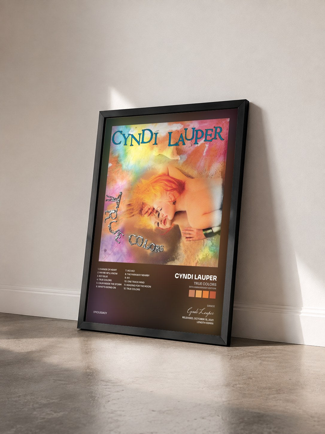 #noir True Colors (35th Anniversary Edition) di Cyndi Lauper in stampa incorniciata vista di tre quarti, cornice nera