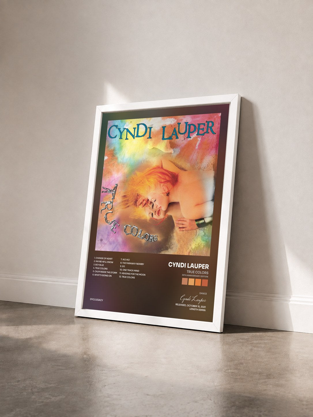 #blanc True Colors (35th Anniversary Edition) di Cyndi Lauper in stampa incorniciata vista di tre quarti, cornice bianca