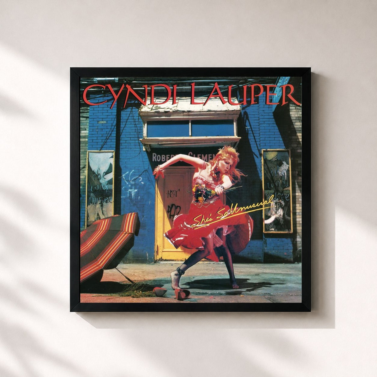 #noir She's So Unusual di Cyndi Lauper in stampa quadrata incorniciata, cornice nera 32x32 cm