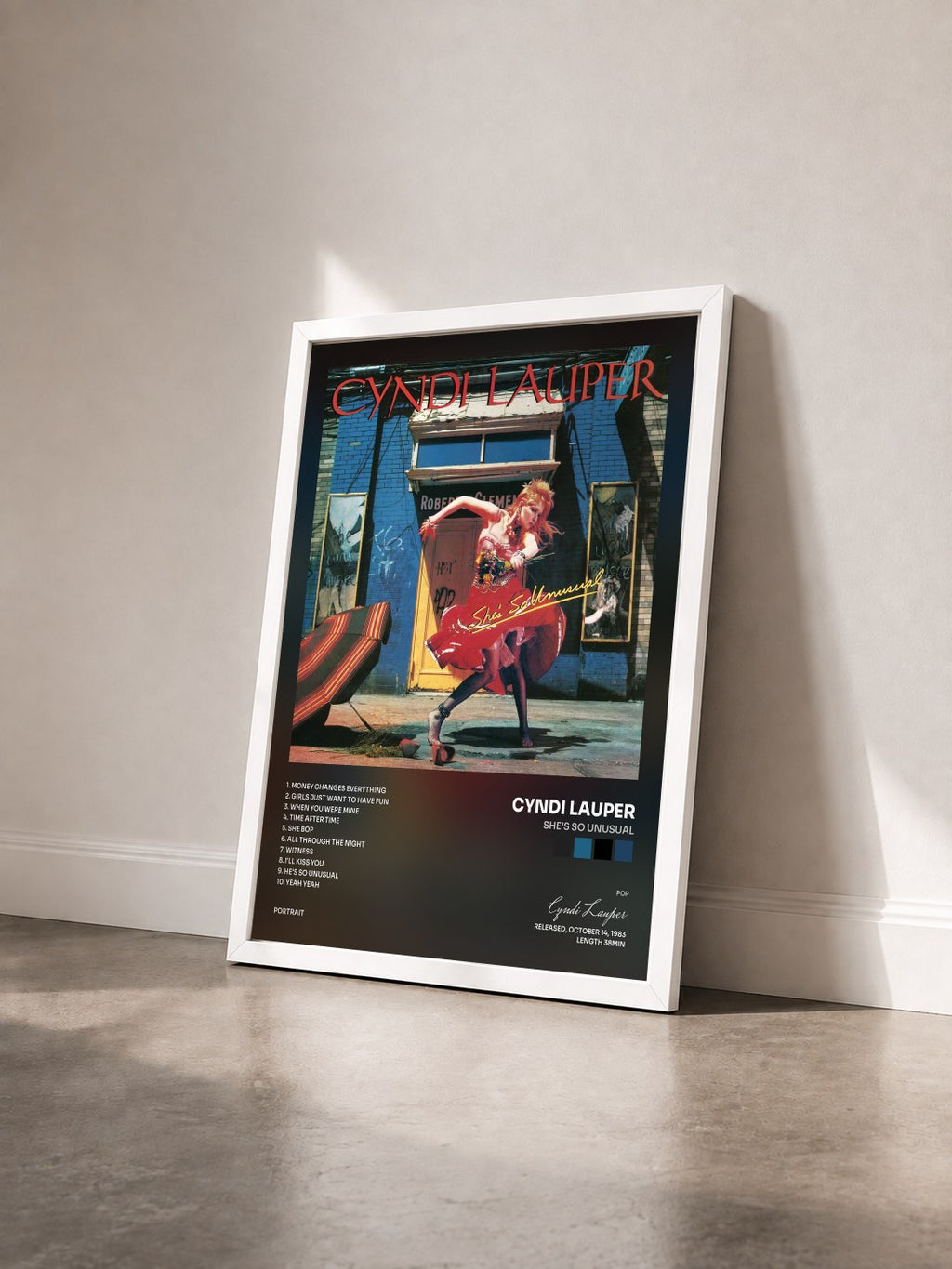 #blanc Tableau de l'album She's So Unusual de Cyndi Lauper vu de trois quarts, cadre blanc