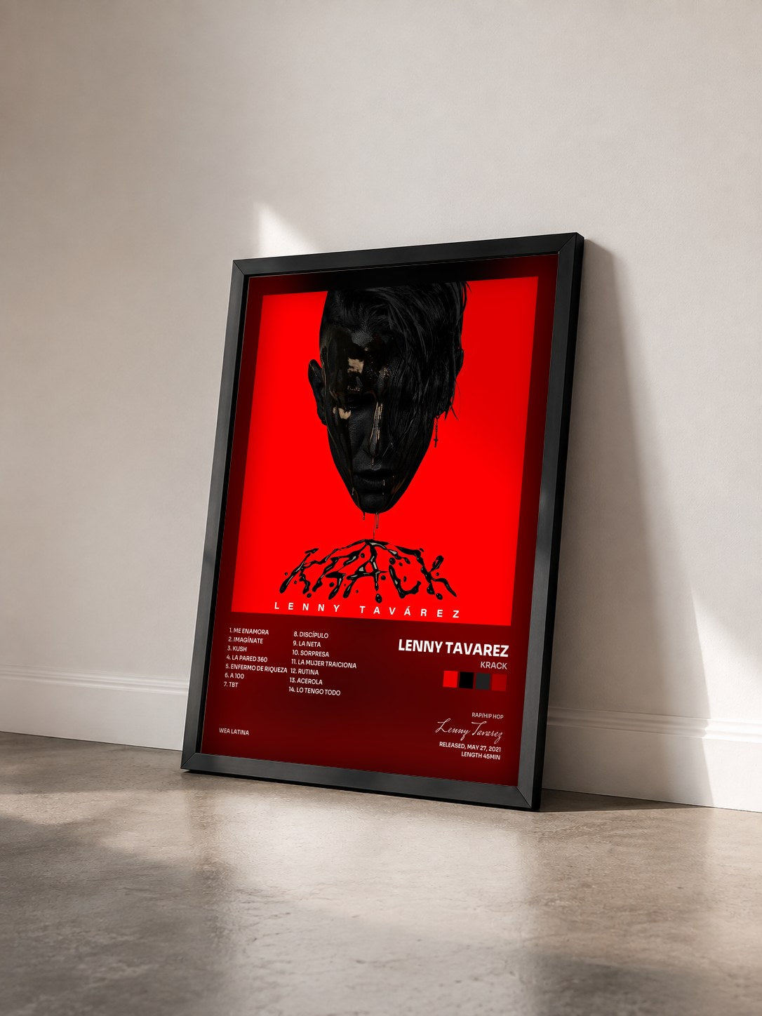 #noir KRACK von Lenny Tavarez als gerahmter Kunstdruck von schräg gesehen, schwarzer Rahmen