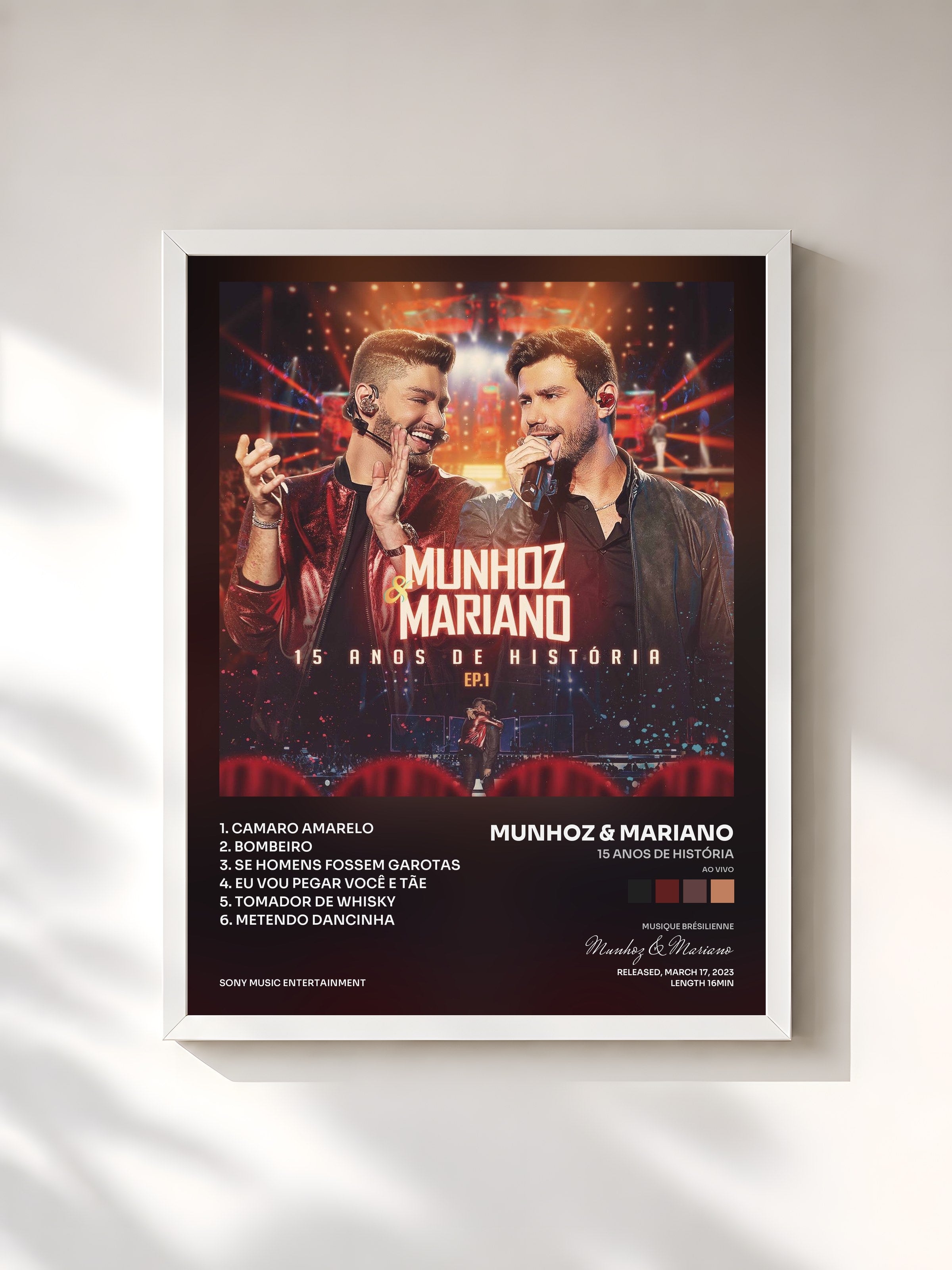 #blanc Tableau de l'album 15 Anos de História (Ao Vivo) de Munhoz & Mariano, cadre blanc, imprimé et encadré en France