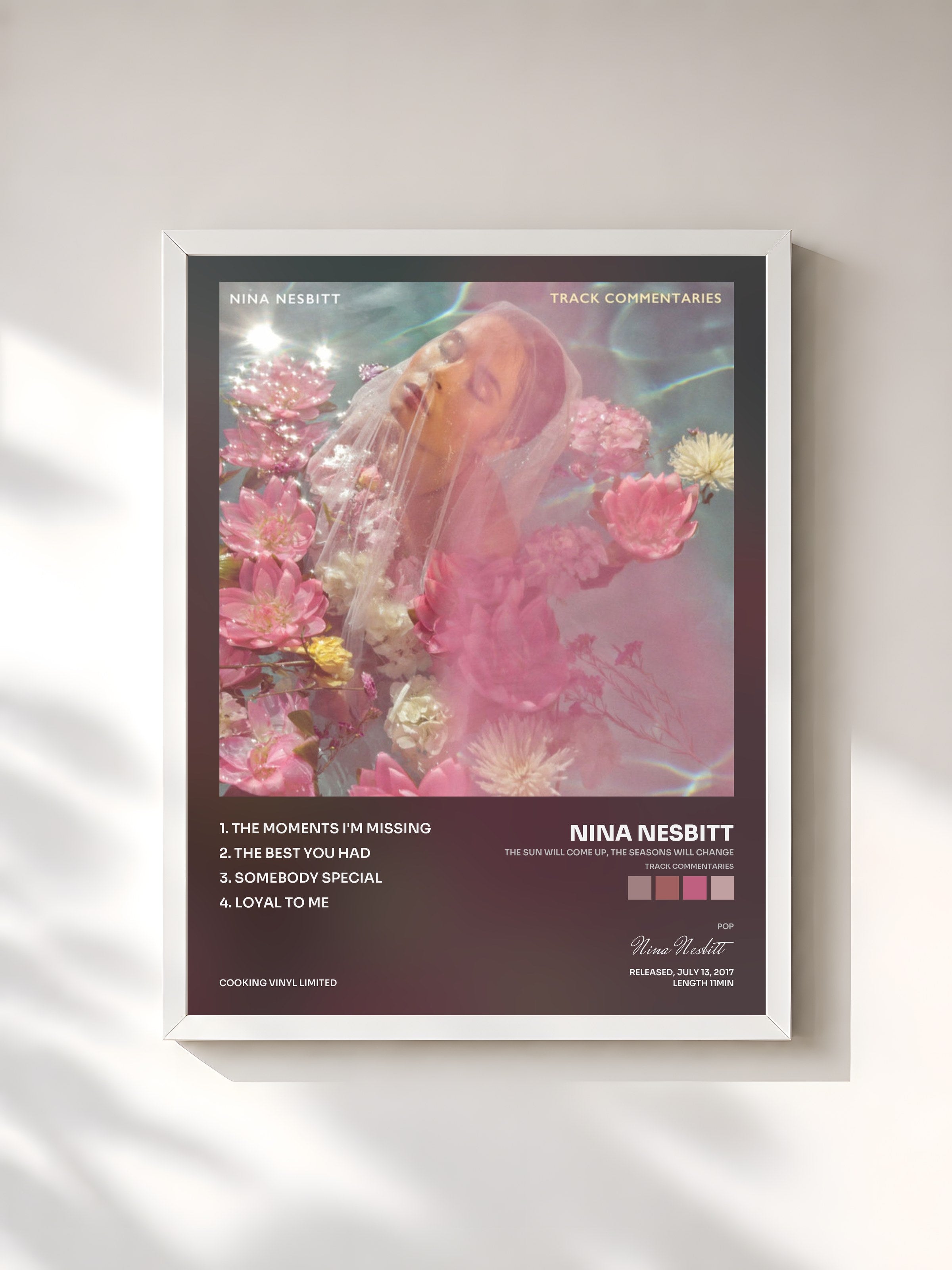 #blanc Tableau de l'album The Sun Will Come Up, The Seasons Will Change (Track Commentaries) de Nina Nesbitt, cadre blanc, imprimé et encadré en France